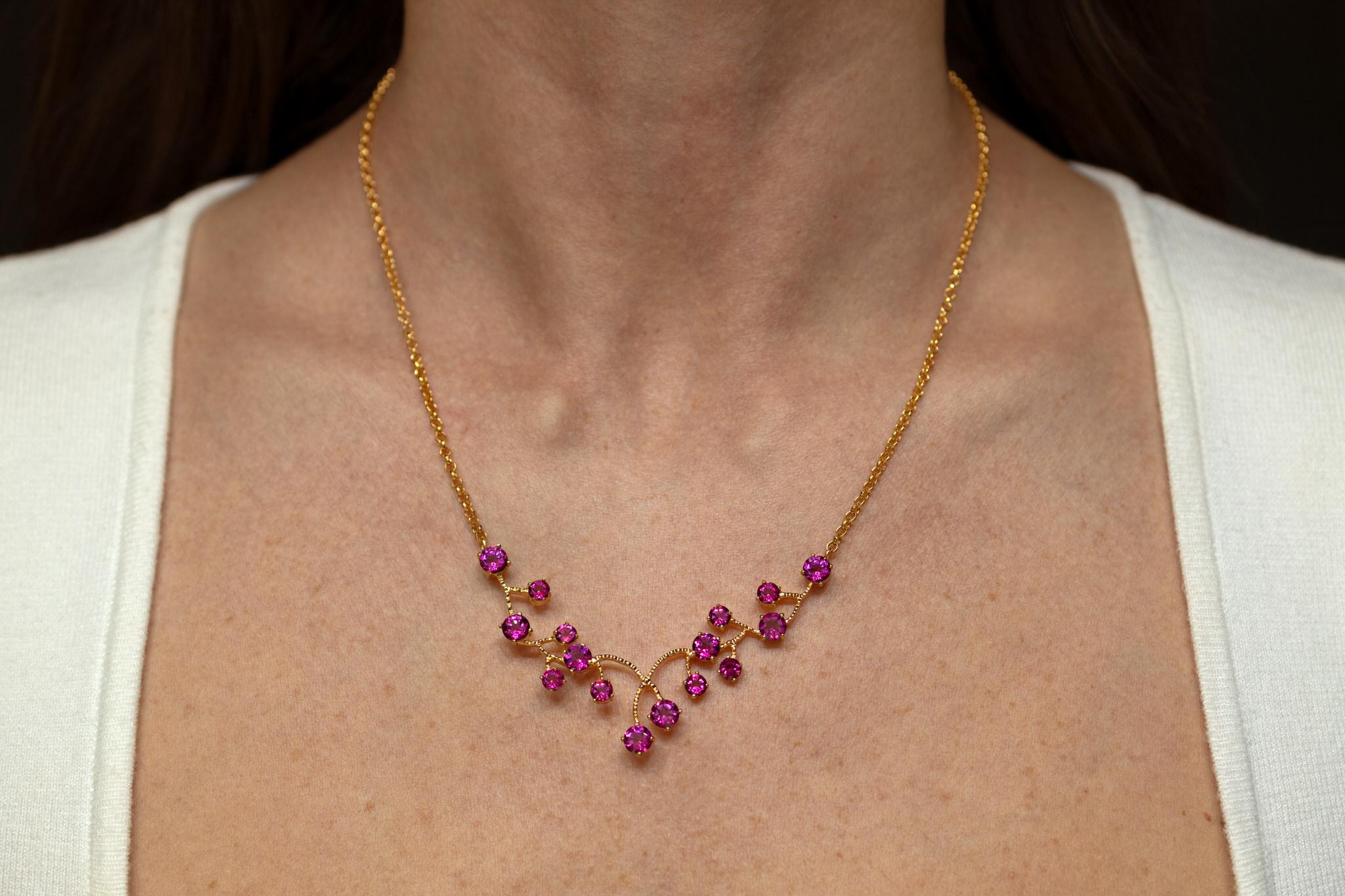 Viene fornito con la valutazione gemmologica GG/AJP.
Tutte le gemme sono naturali
16 Topazi rosa = 7,90 Carati
Metallo: Argento 925 placcato oro giallo 18K
Lunghezza: 18 pollici