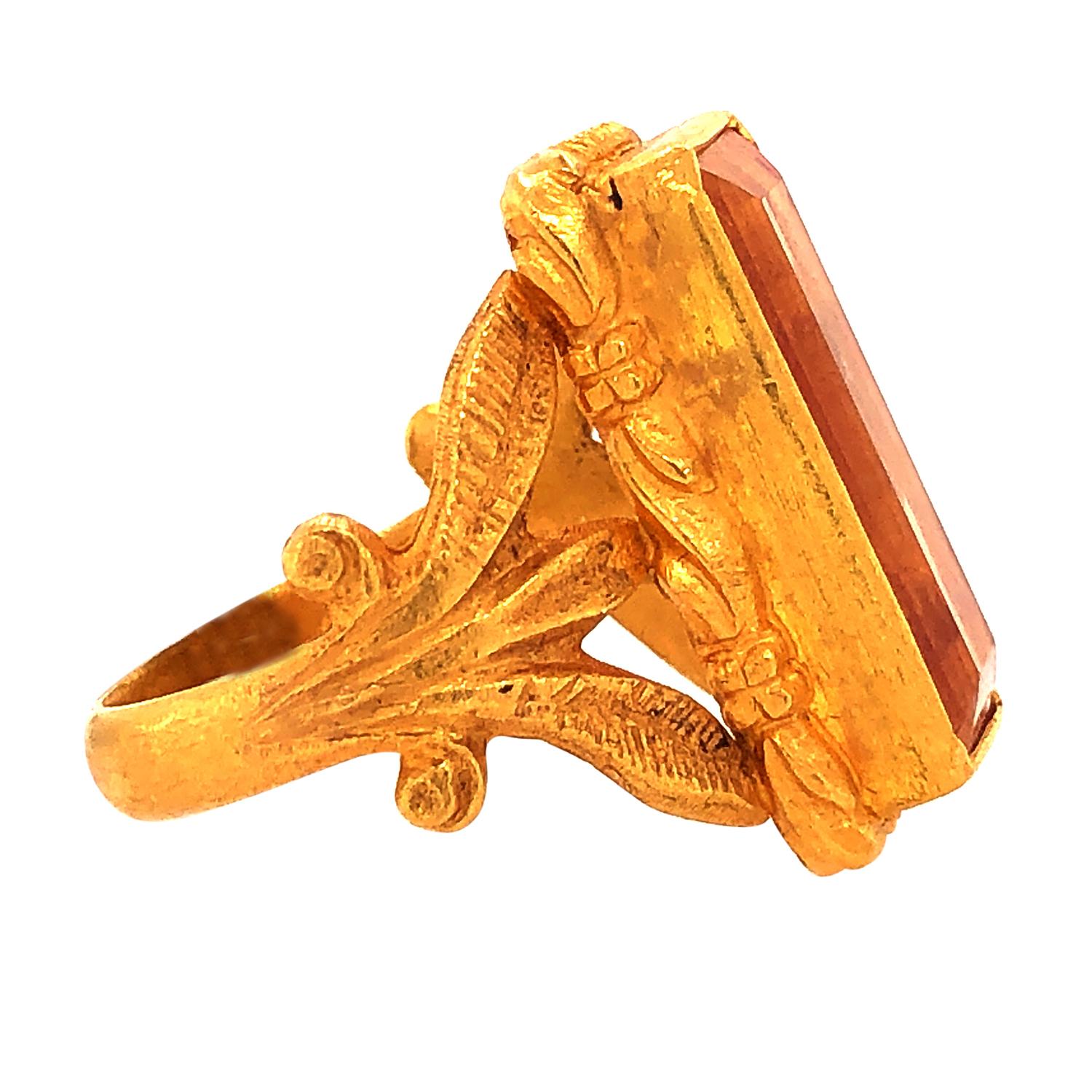 Ring aus 22 Karat Gelbgold mit rosa Topas (Baguetteschliff) im Angebot