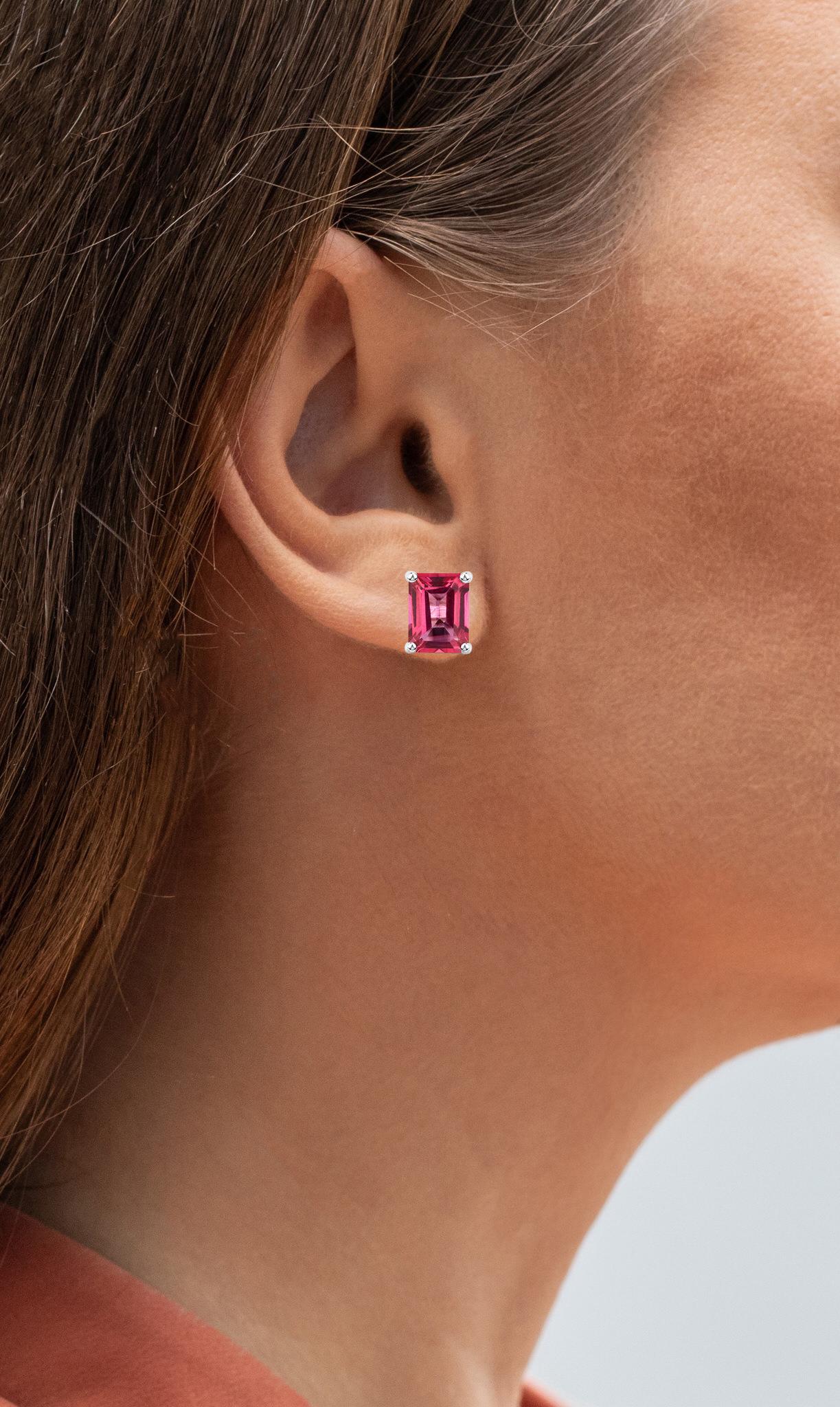 Il est accompagné d'une évaluation gemmologique par la GIA (GG/AJP).u2028Toutes les pierres précieuses sont d'origine naturelleu20282 Topazes = 3,2 Carats
Couleur : roseu2028Taille : Emeraude, Traitement : Irradié, Clarté : Sans défautu2028Métal :