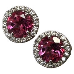 Pendientes de Topacio Rosa de 4 Quilates con Halo de Diamantes