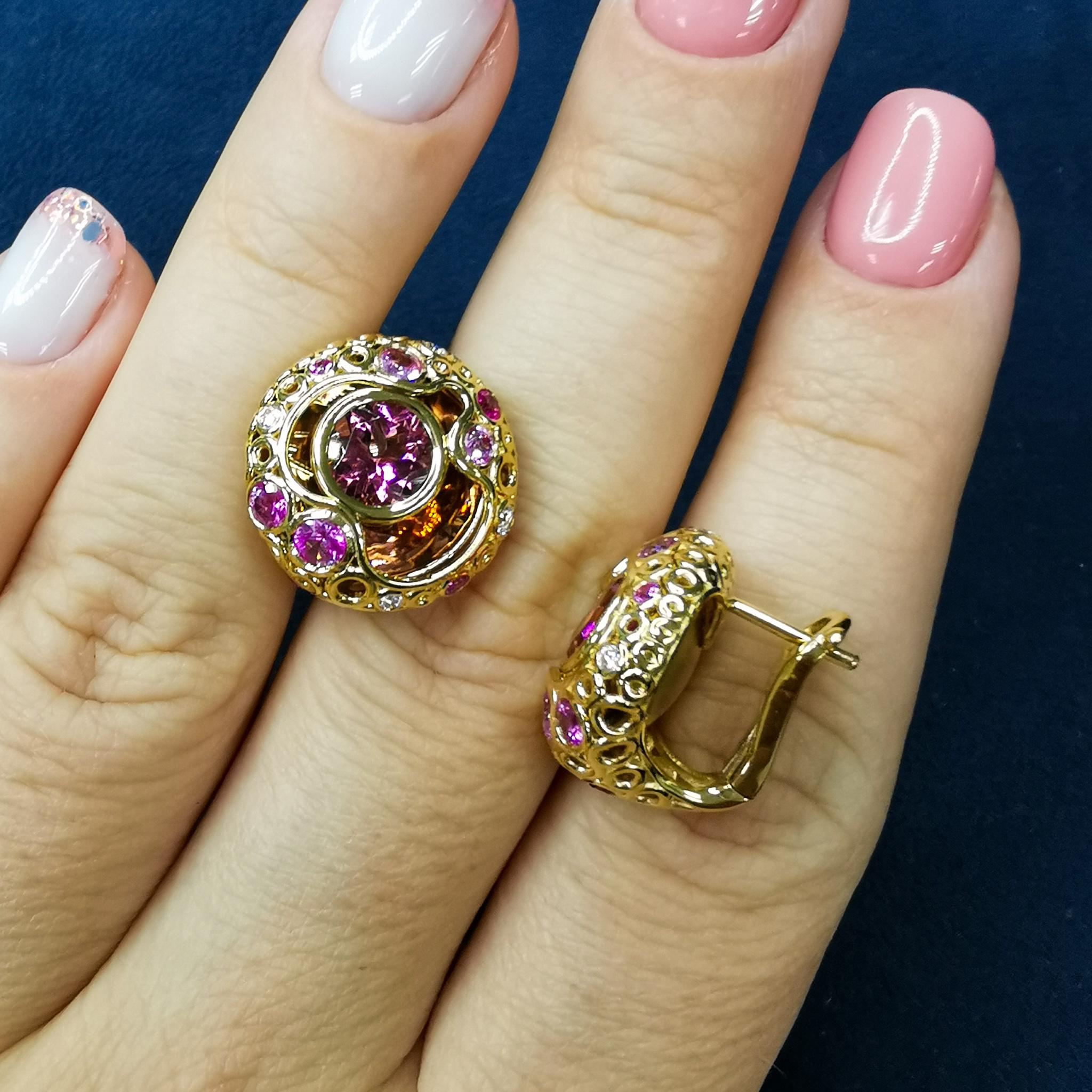 Blasenohrringe aus 18 Karat Gelbgold mit rosa Tormalin, 2,65 Karat Saphiren und Diamanten (Rundschliff) im Angebot