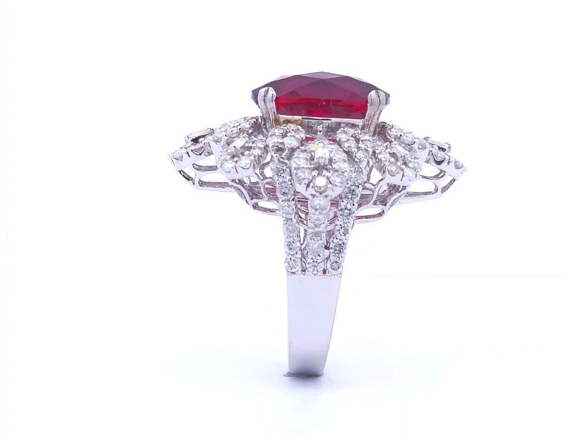 Lusso, al giusto prezzo

Questo anello unico ha un peso totale di 10.51 carati. La pietra centrale è una tormalina rosa taglio cuscino di 7,69 carati. Whiting la tormalina rosa è circondata da 2,82 carati di diamanti a taglio rotondo incastonati in