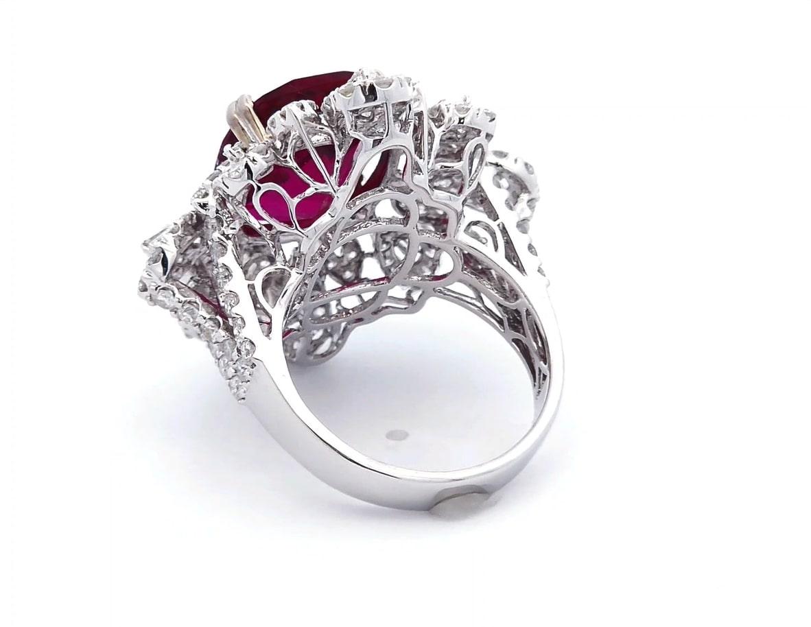 Taglio cuscino Anello con tormalina rosa da 10 carati in oro 18 carati in vendita