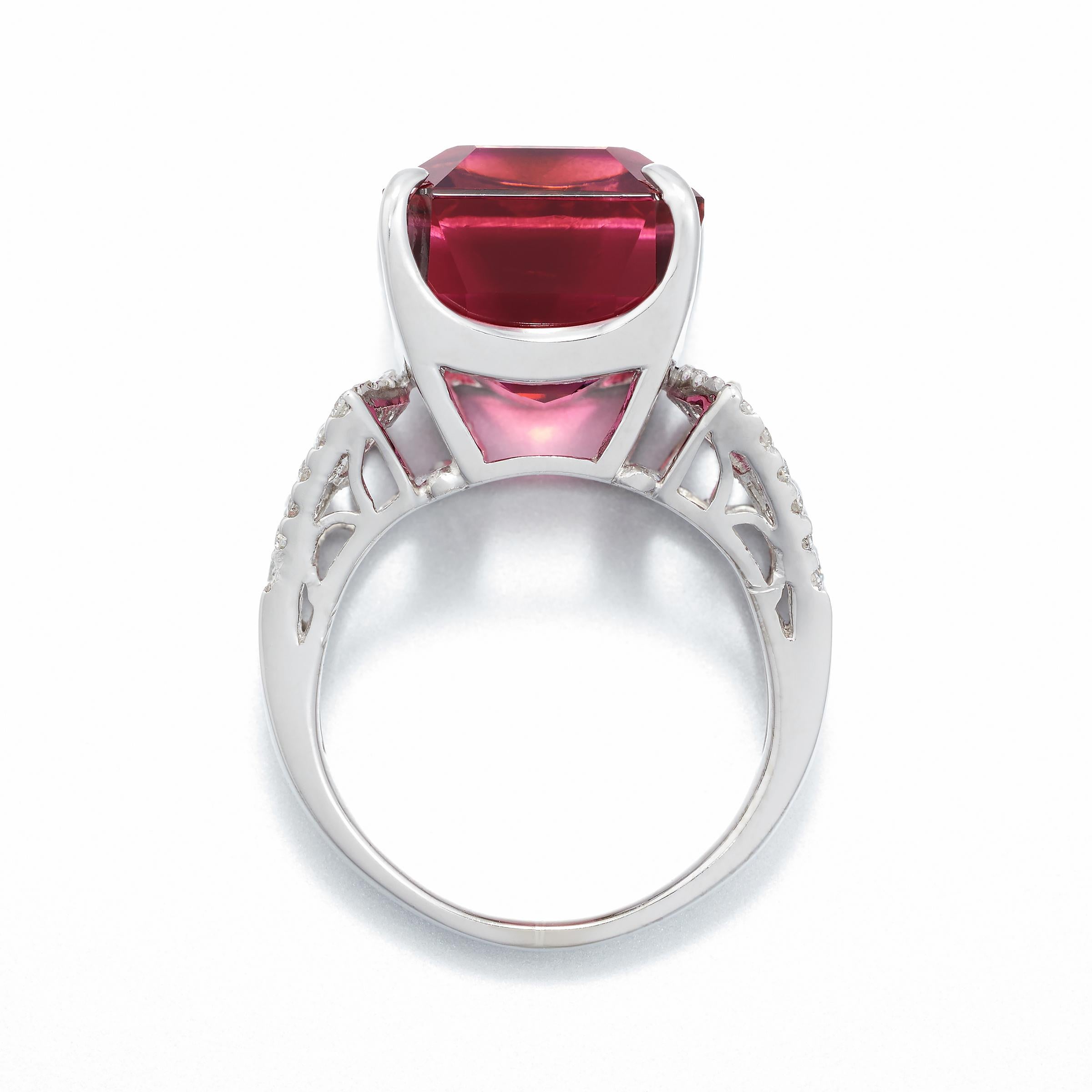 Art Deco Pink Tourmaline 14 Carats Ring with Diamonds in 18K Gold For Sale