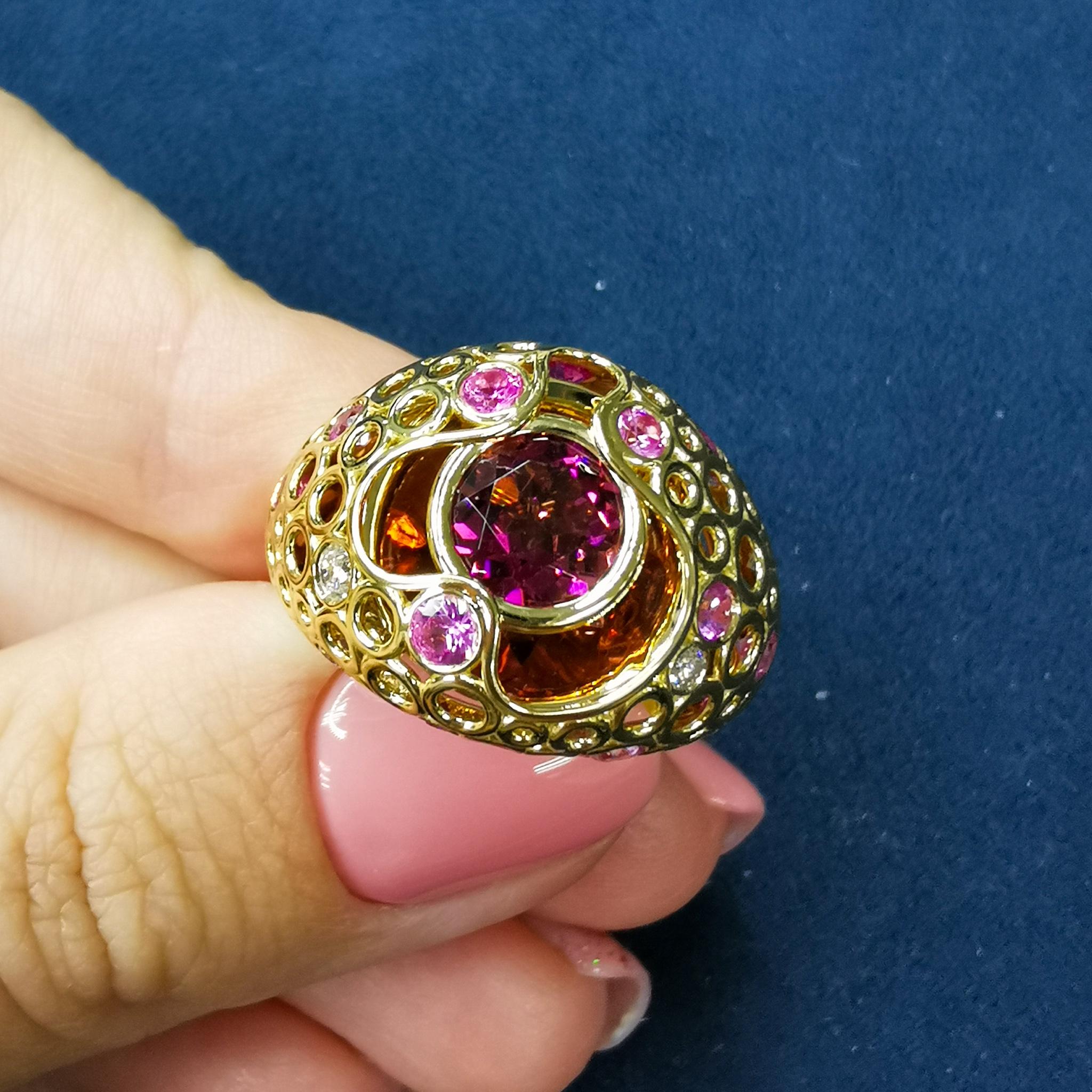 Contemporary Pink Tourmaline 1.58 Carat Sapphires Diamonds 18 Karat Yellow Gold Bubble Ring For Sale