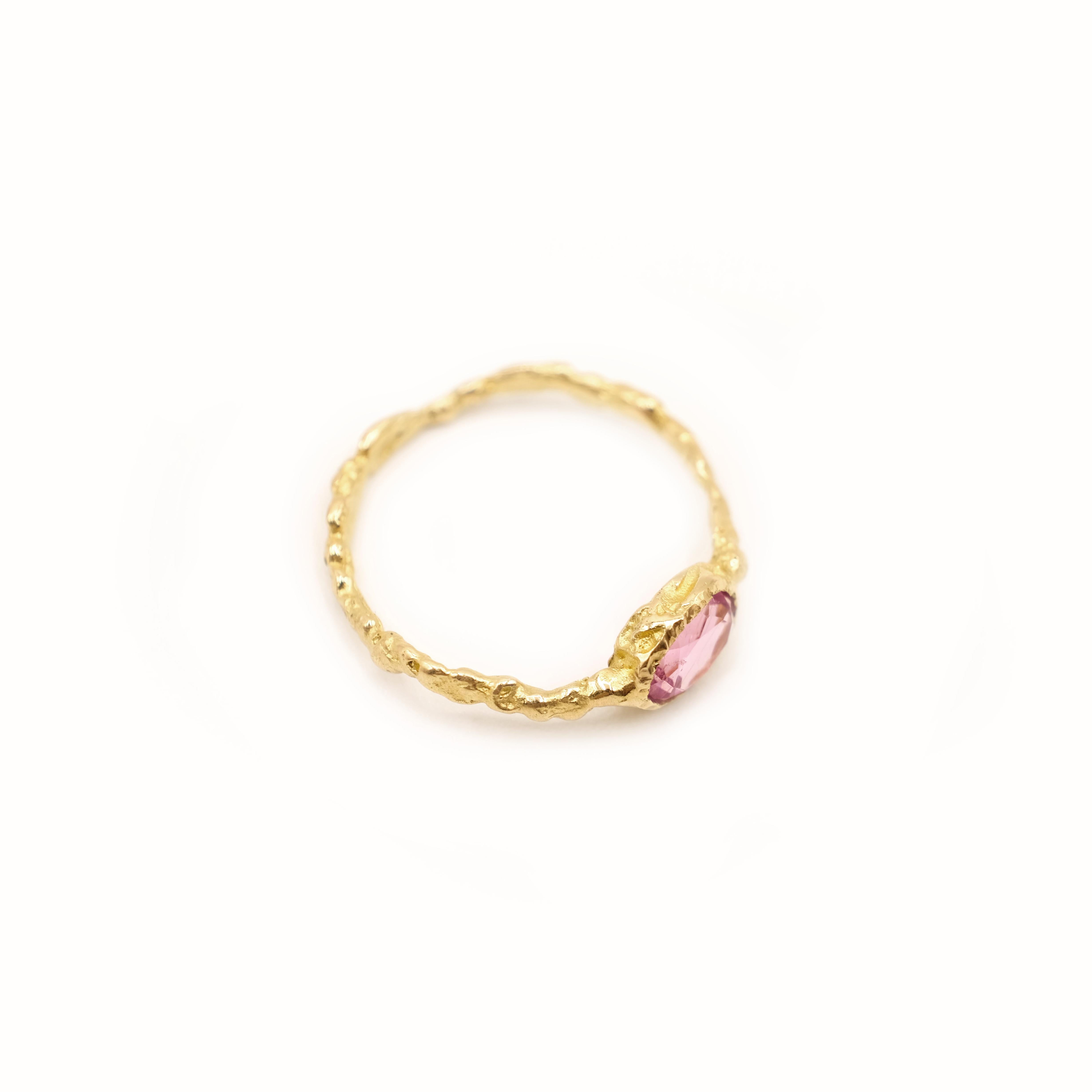 Contemporary 18 Karat Yellow Gold Oval Pink Tourmaline Textured Band Ring For Sale