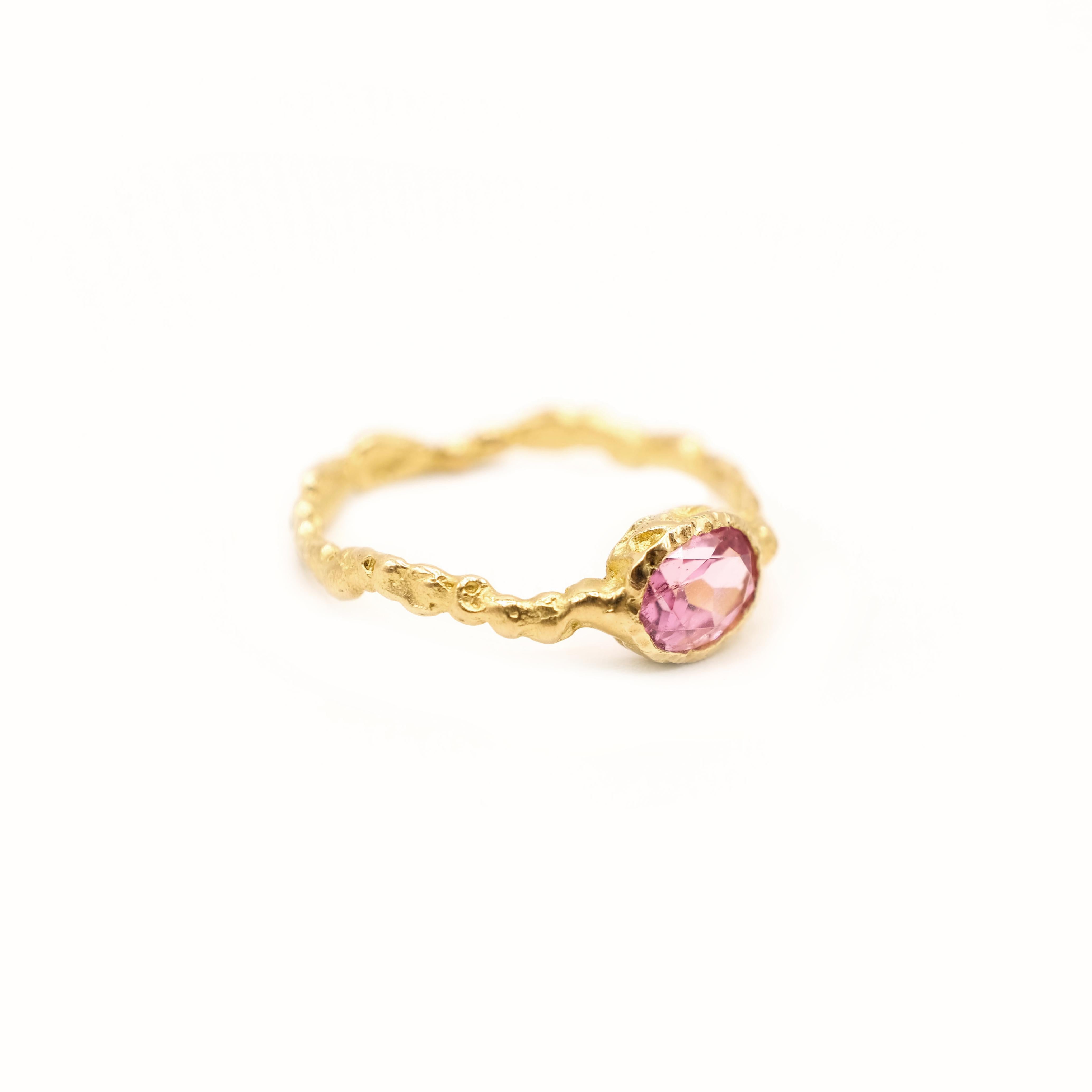 18 Karat Yellow Gold Oval Pink Tourmaline Textured Band Ring In New Condition For Sale In Paris, FR