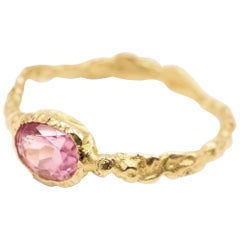 18 Karat Yellow Gold Oval Pink Tourmaline Textured Band Ring