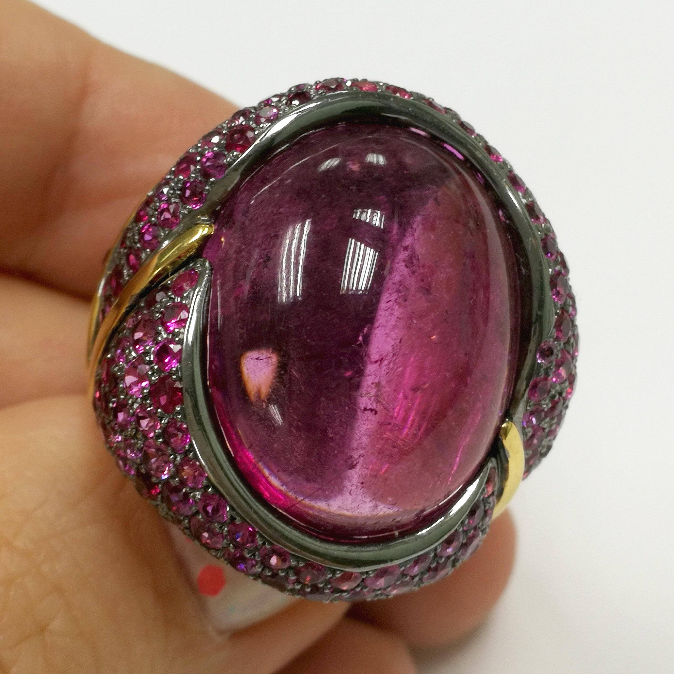 Contemporary Pink Tourmaline 23.33 Carat Ruby Pink Sapphire 18 Karat Yellow Gold Ring For Sale