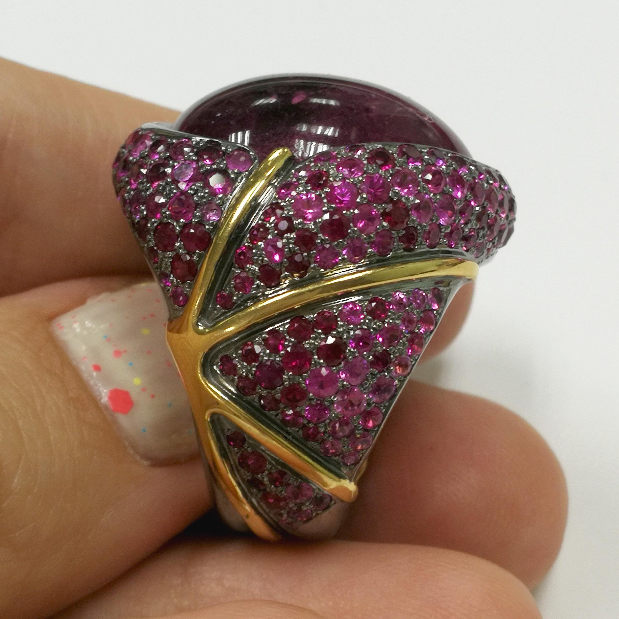 Women's Pink Tourmaline 23.33 Carat Ruby Pink Sapphire 18 Karat Yellow Gold Ring For Sale