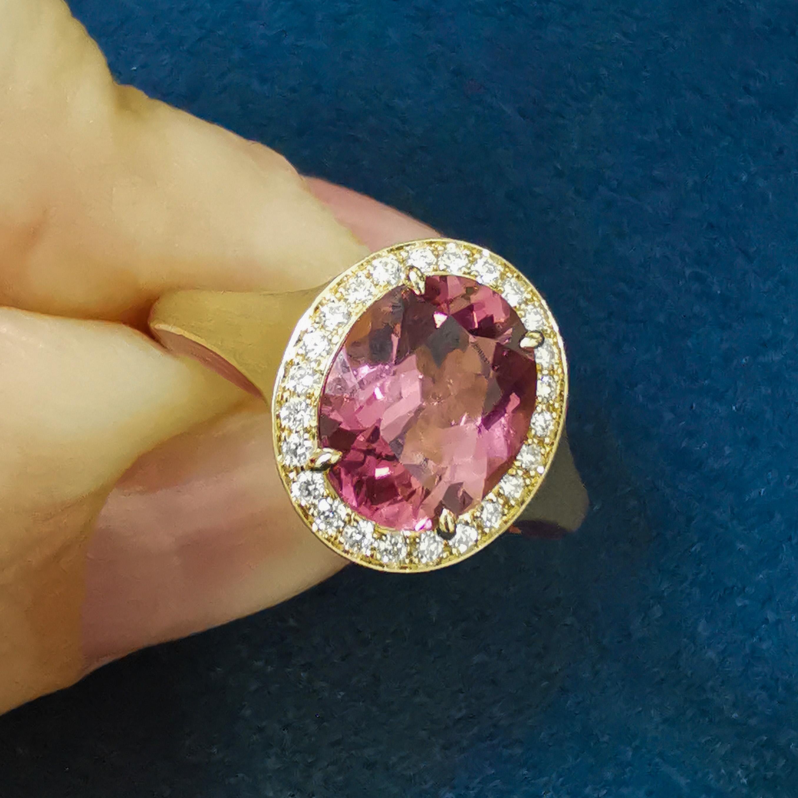 Contemporary Pink Tourmaline 2.49 Carat Diamonds 18 Karat Yellow Gold Enamel New Classic Ring For Sale