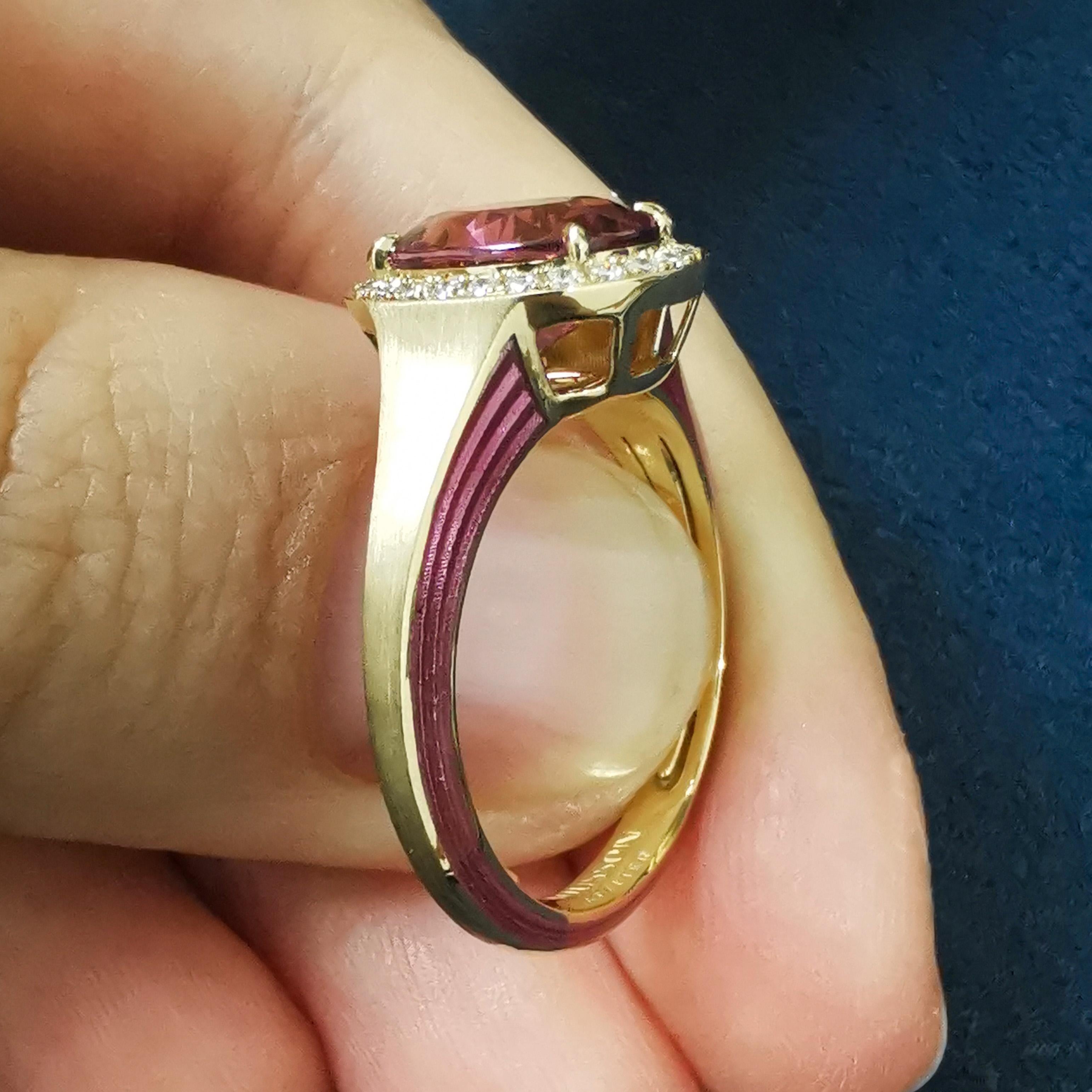 Women's Pink Tourmaline 2.49 Carat Diamonds 18 Karat Yellow Gold Enamel New Classic Ring For Sale