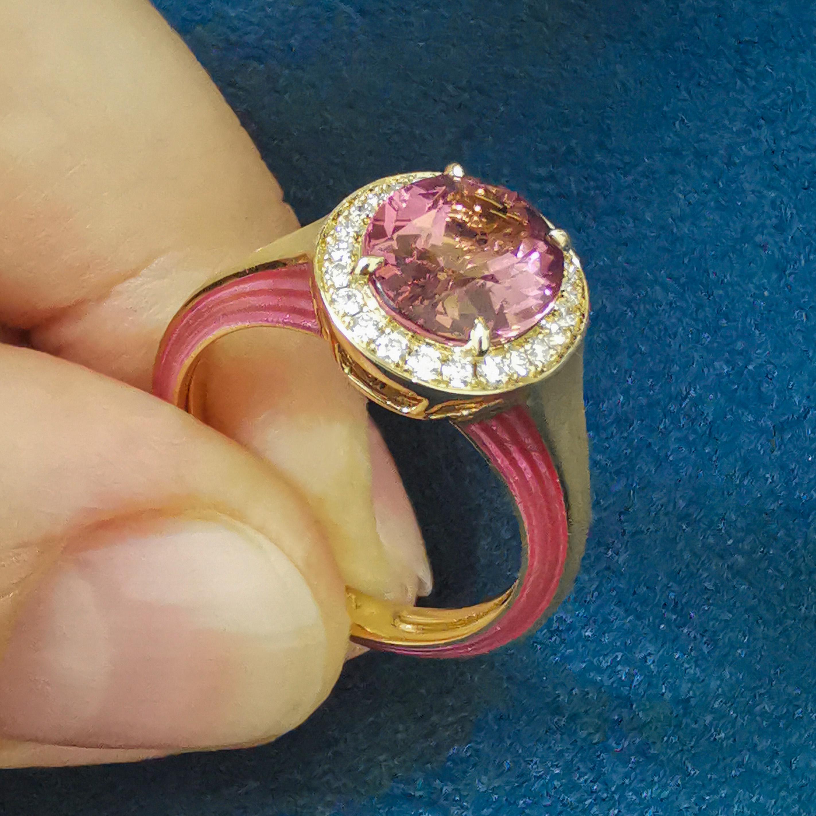 Pink Tourmaline 2.49 Carat Diamonds 18 Karat Yellow Gold Enamel New Classic Ring For Sale 2