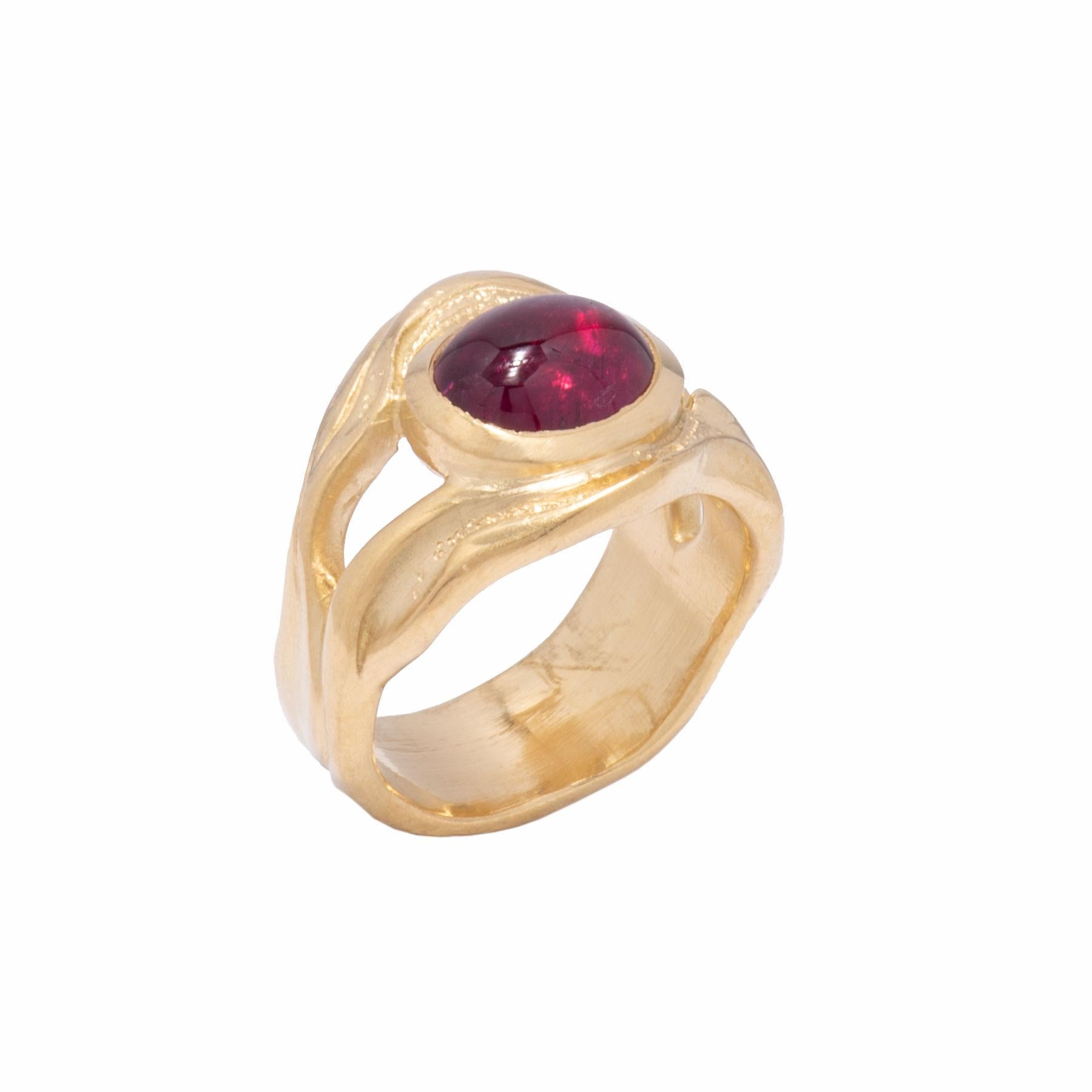 Contemporary Pink Tourmaline 2.64 Carat Split Ripple Ring in 18 Karat Gold For Sale