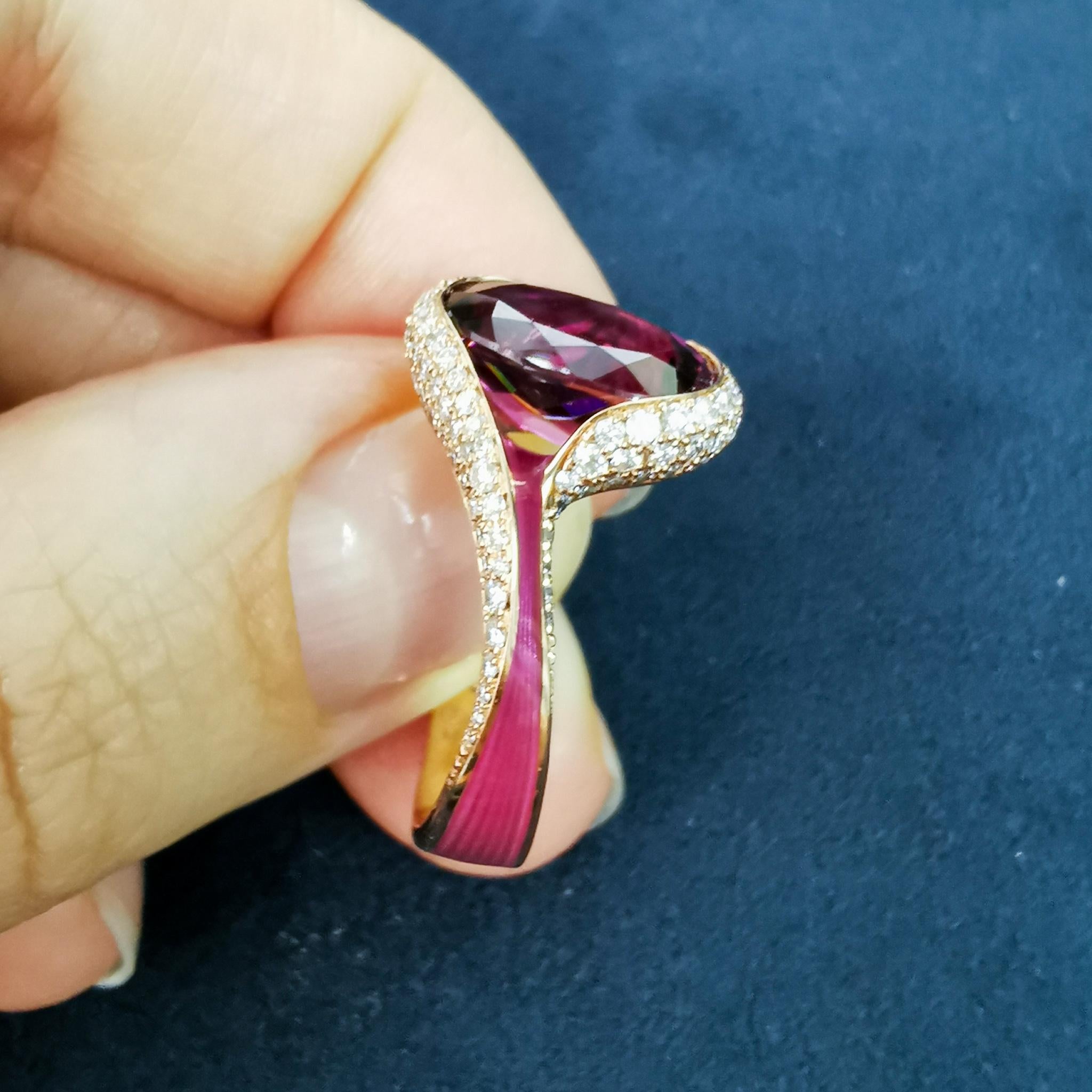 Rosa Turmalin 4,45 Karat Diamanten Emaille 18 Karat Roségold ge Melted Colors Ring (Ovalschliff) im Angebot