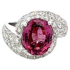Anello con tormalina rosa 5ct e diamanti in oro bianco 18 carati