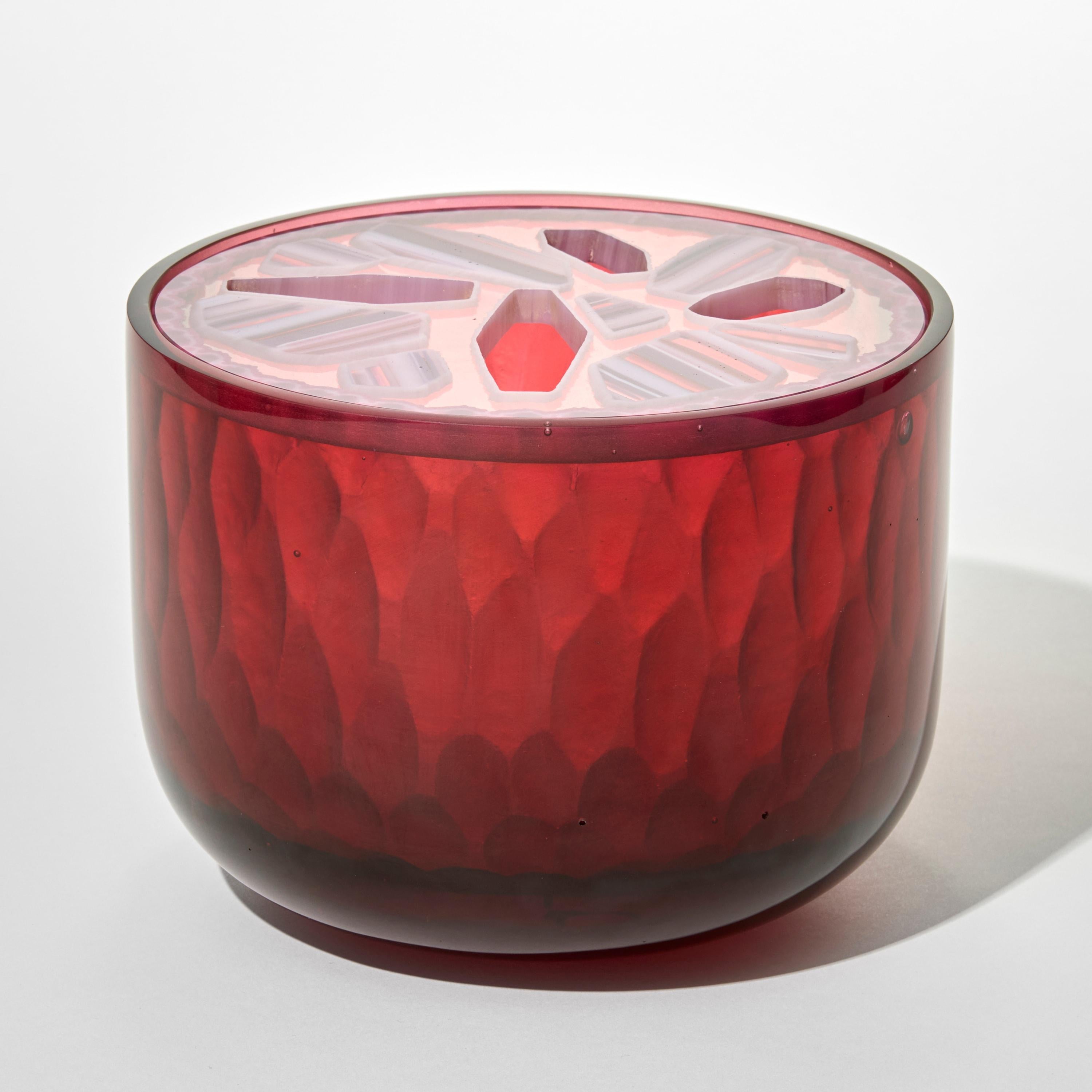 'Pink Tourmaline Agate Geode' è un vaso scultura in vetro fuso a cera persa unico nel suo genere, realizzato dall'artista britannica Angela Jarman.  

Jarman è un artista con oltre 20 anni di esperienza nel settore del vetro. L'abilità tecnica e la
