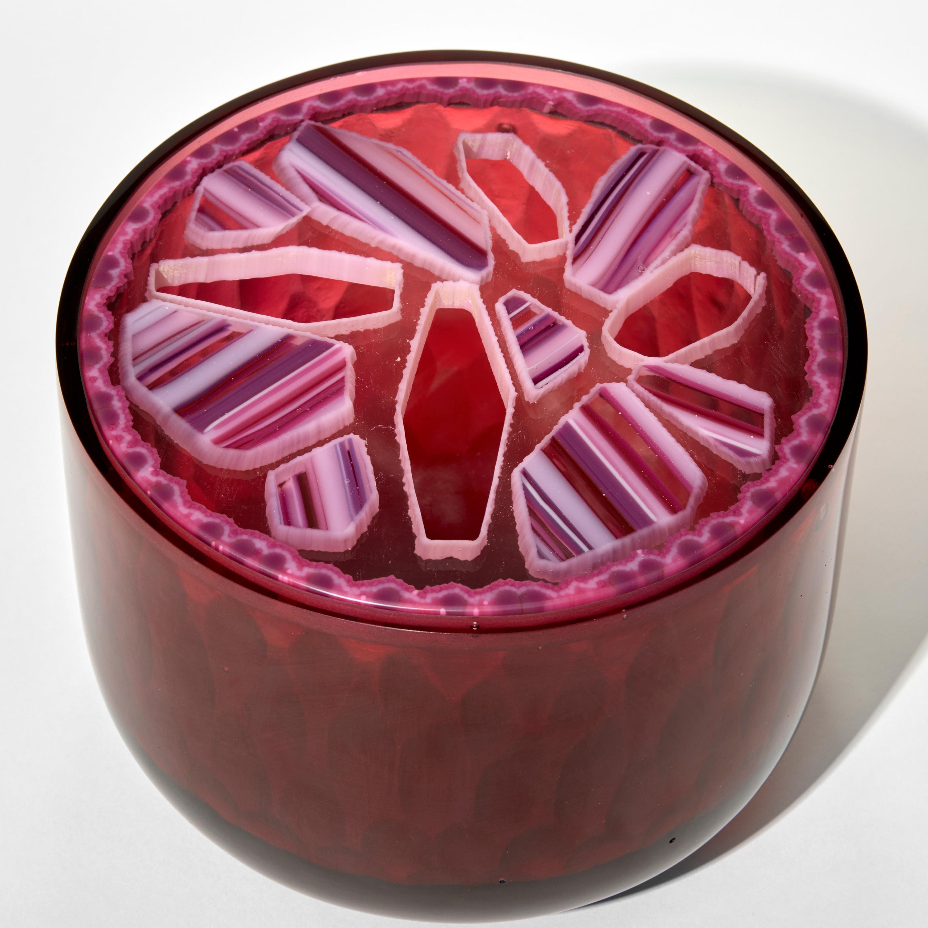 Organico moderno Geode di agata tormalina rosa, scultura in vetro rosa, rosso e trasparente di Angela Jarman in vendita