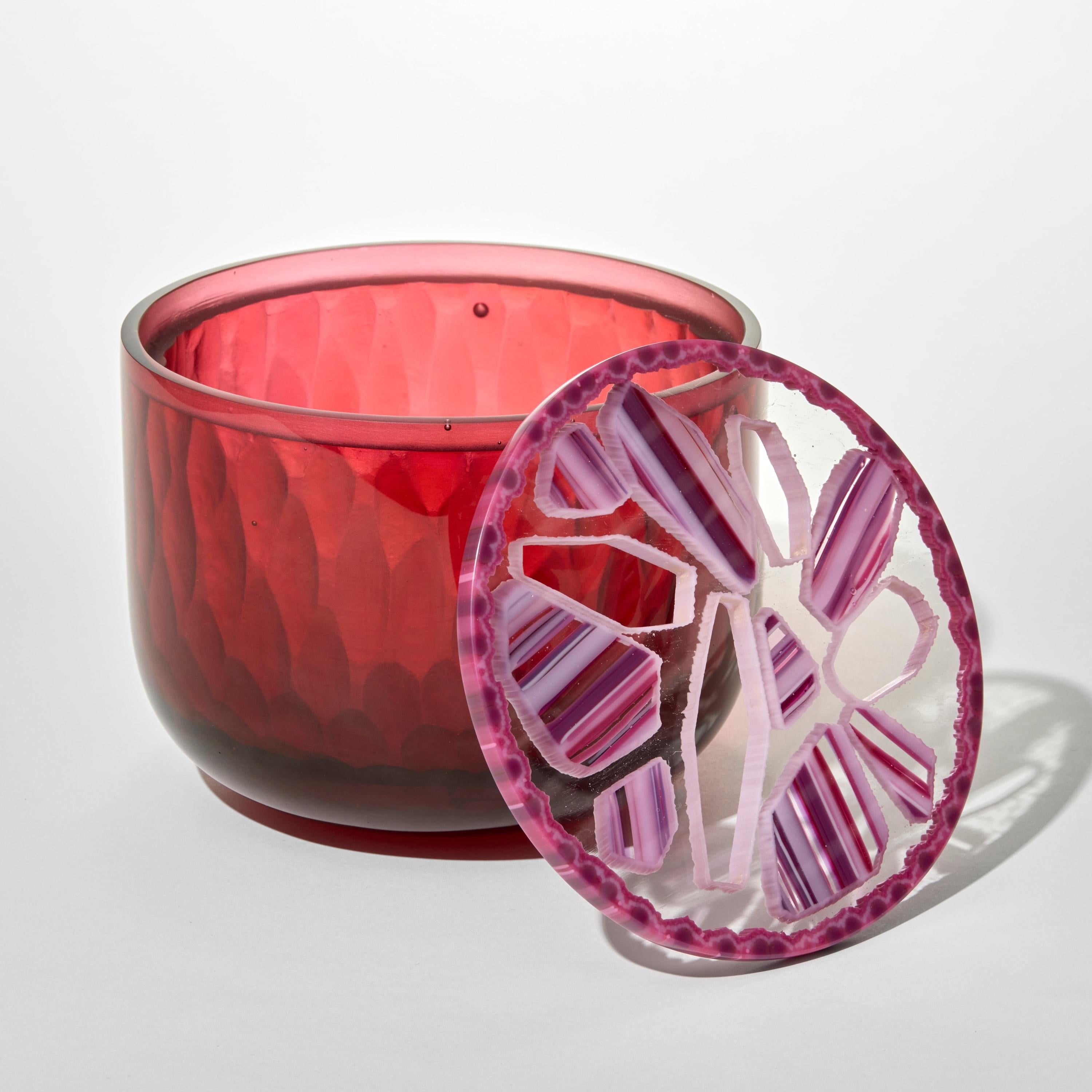 Britannico Geode di agata tormalina rosa, scultura in vetro rosa, rosso e trasparente di Angela Jarman in vendita