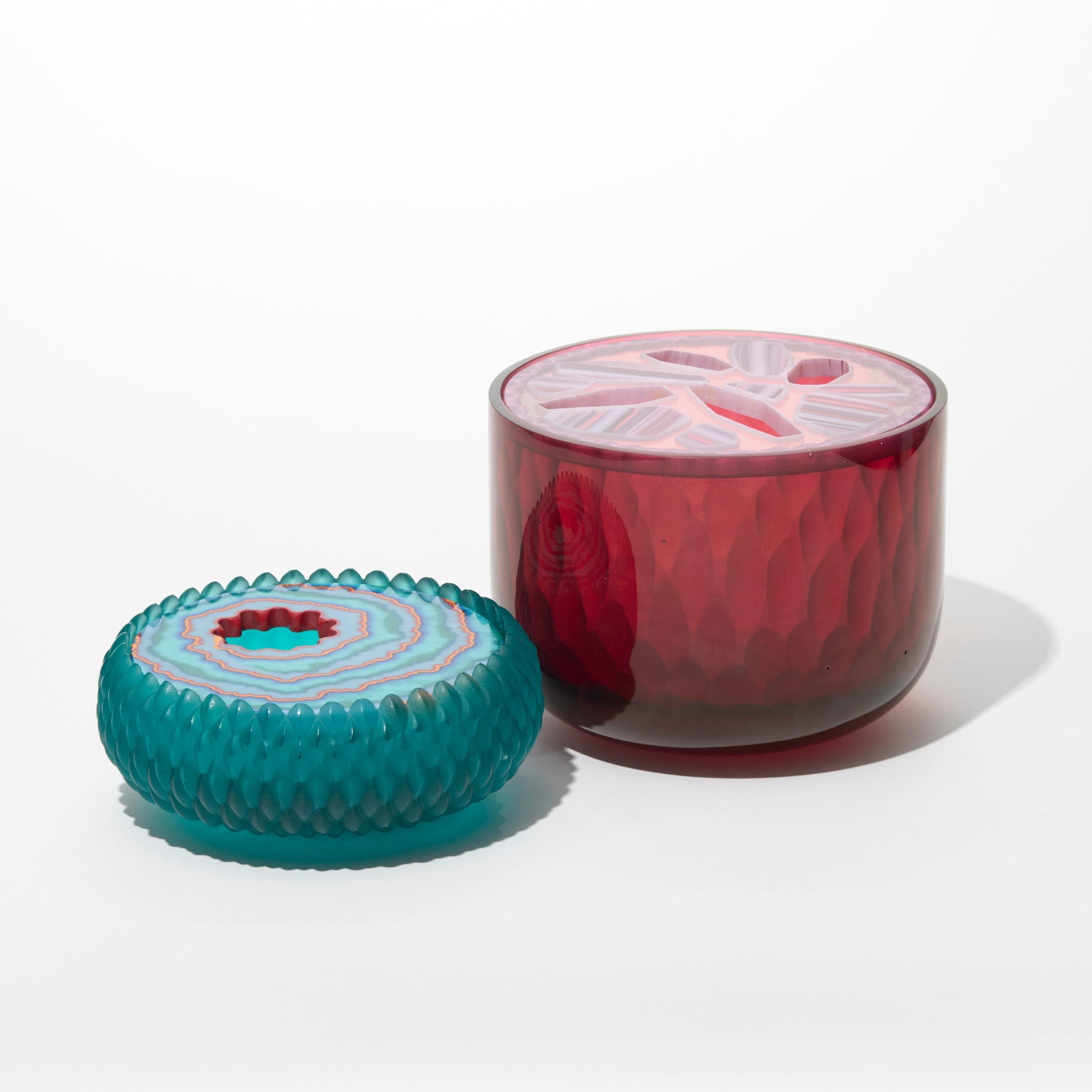 Calco Geode di agata tormalina rosa, scultura in vetro rosa, rosso e trasparente di Angela Jarman in vendita