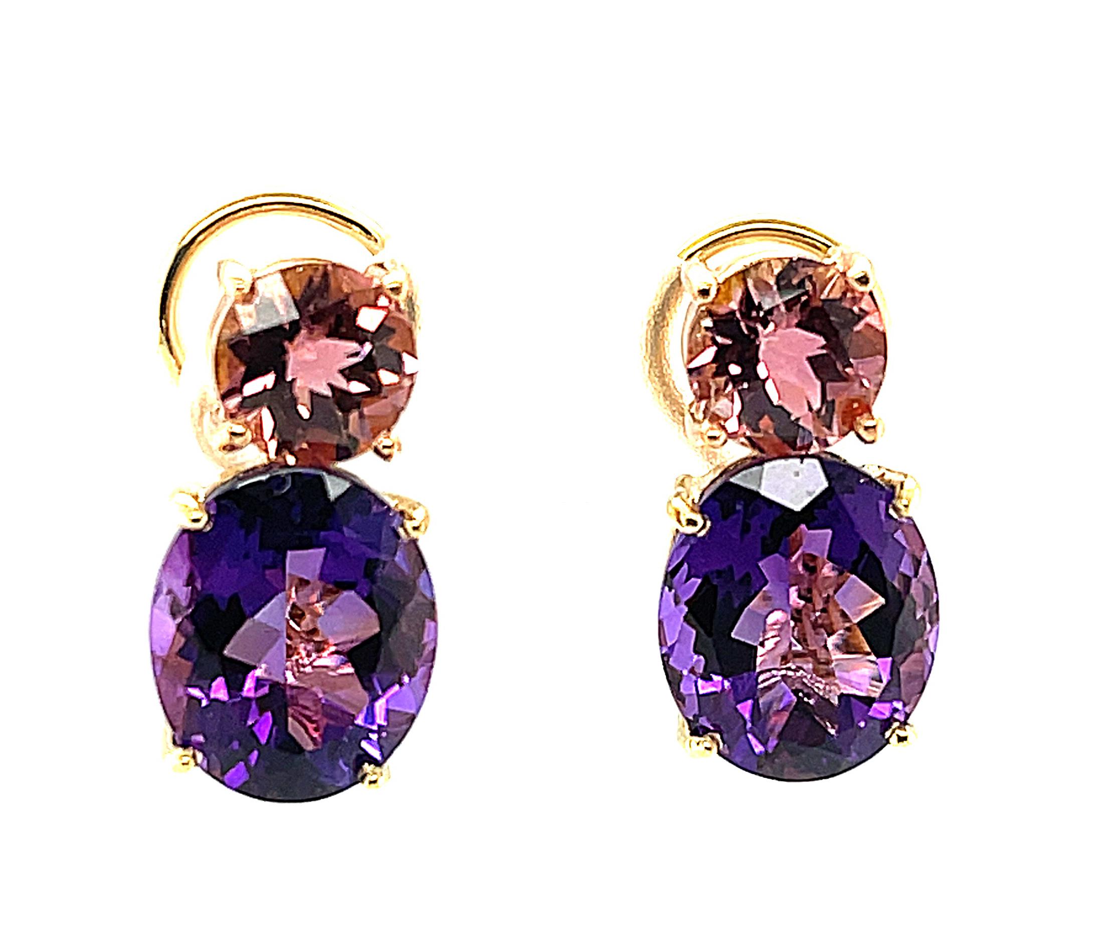 Ces étonnantes boucles d'oreilles aux couleurs contrastées présentent des tourmalines roses rondes associées à des améthystes ovales d'un violet profond. Elles ont été fabriquées à la main en or rose et jaune 18 carats par nos maîtres Jewellers à