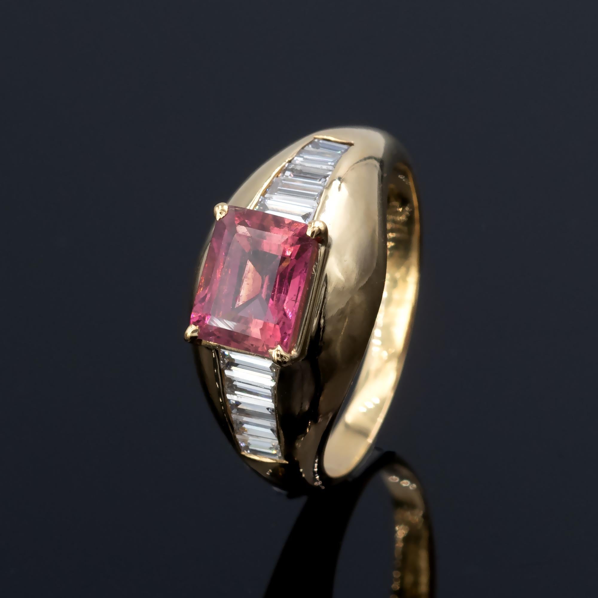 Ring aus 18 Karat Gelbgold mit einem rechteckigen rosafarbenen Turmalin, der quer über den Finger gefasst und mit zehn Diamanten im Baguetteschliff besetzt ist (0,60 Karat FG VVS-VS). Das Design ist schlicht, die Ausführung hervorragend.
