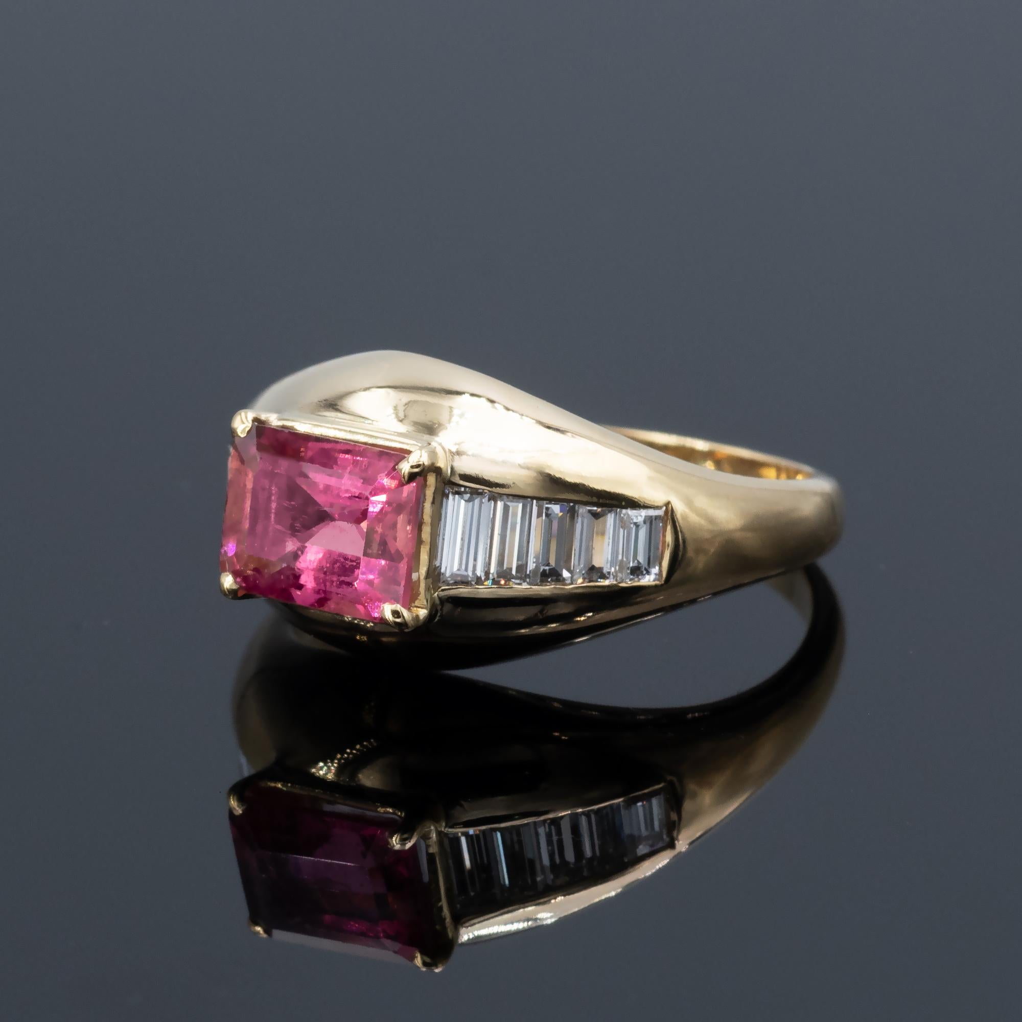 Contemporain Bague en or 18 carats, tourmaline rose et diamants baguettes en vente