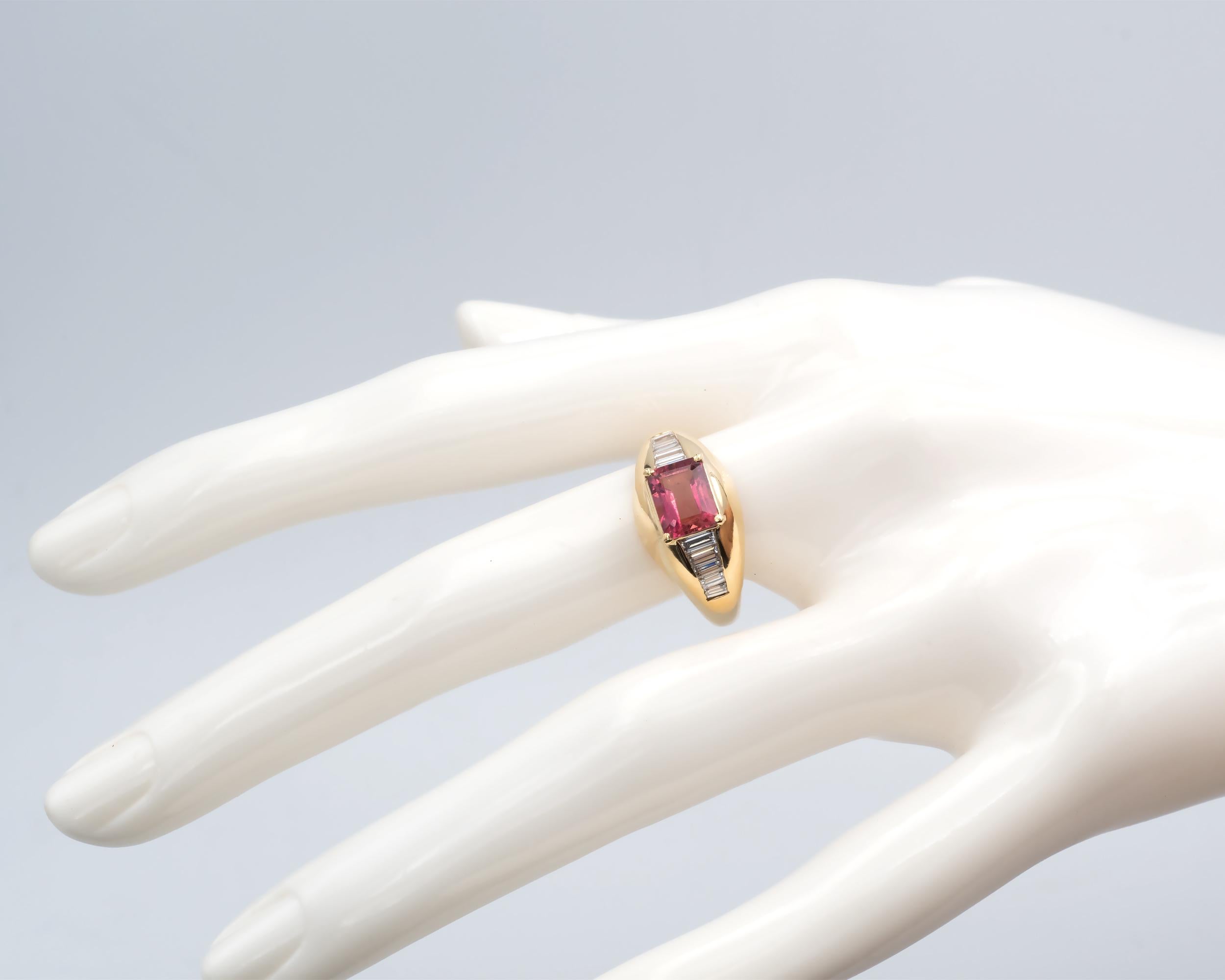 Taille émeraude Bague en or 18 carats, tourmaline rose et diamants baguettes en vente