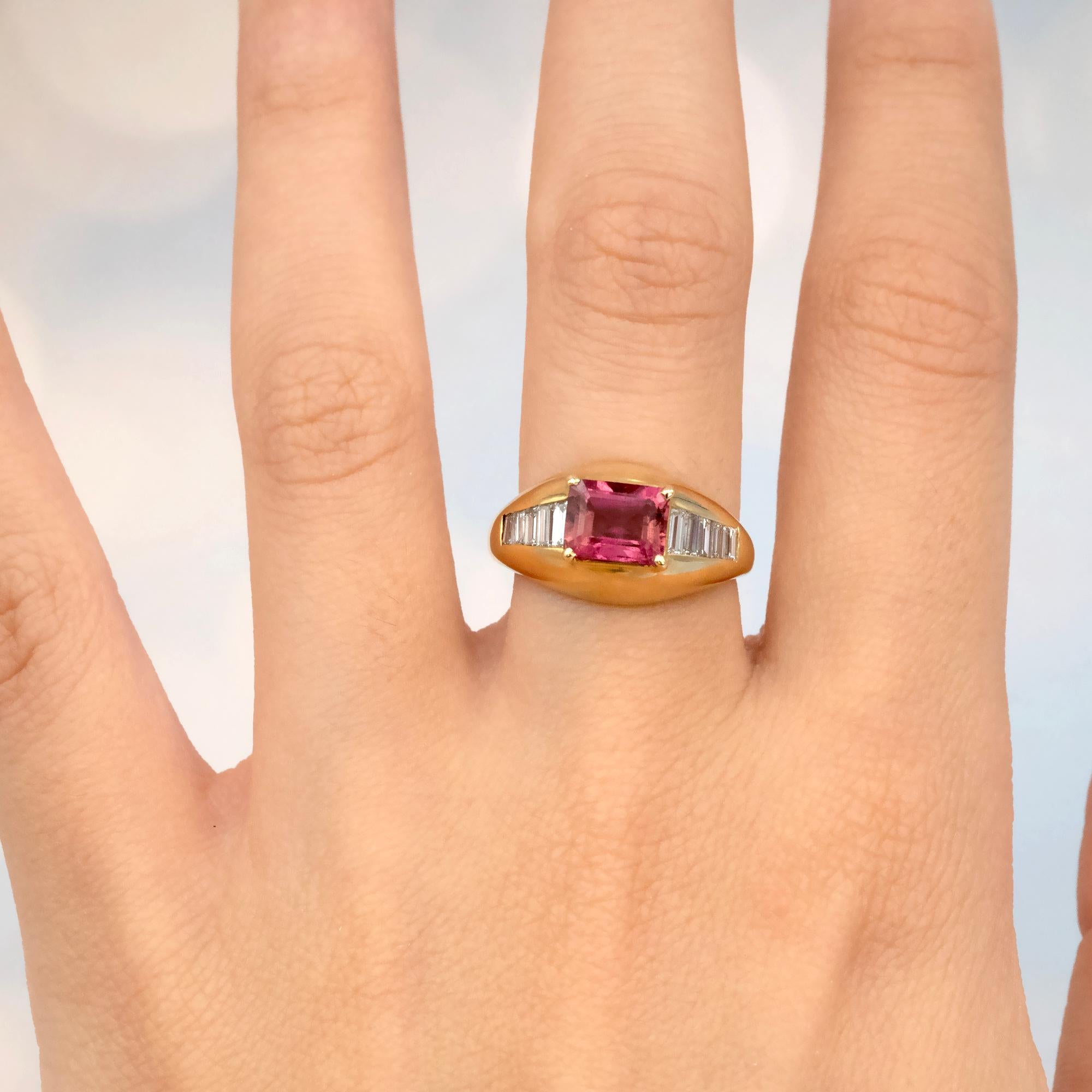 Ring aus 18 Karat Gold mit rosa Turmalin und Baguette-Diamanten (Smaragdschliff) im Angebot