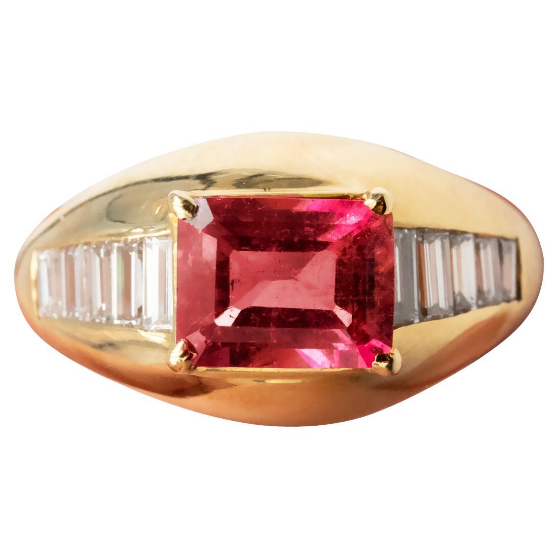 Ring aus 18 Karat Gold mit rosa Turmalin und Baguette-Diamanten