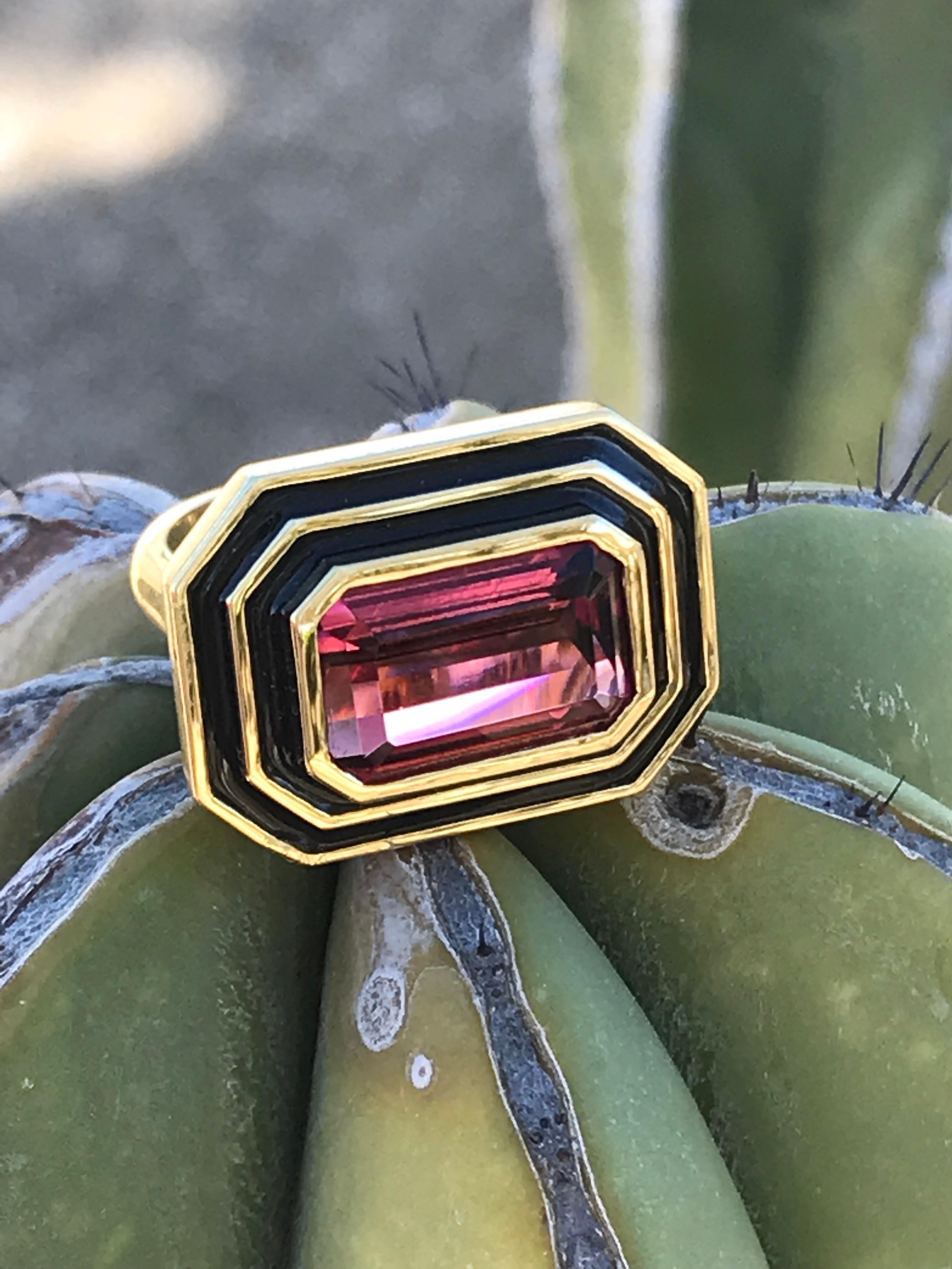 Modern Pink Tourmaline and Black Enamel Ring in 18K yellow igold For Sale