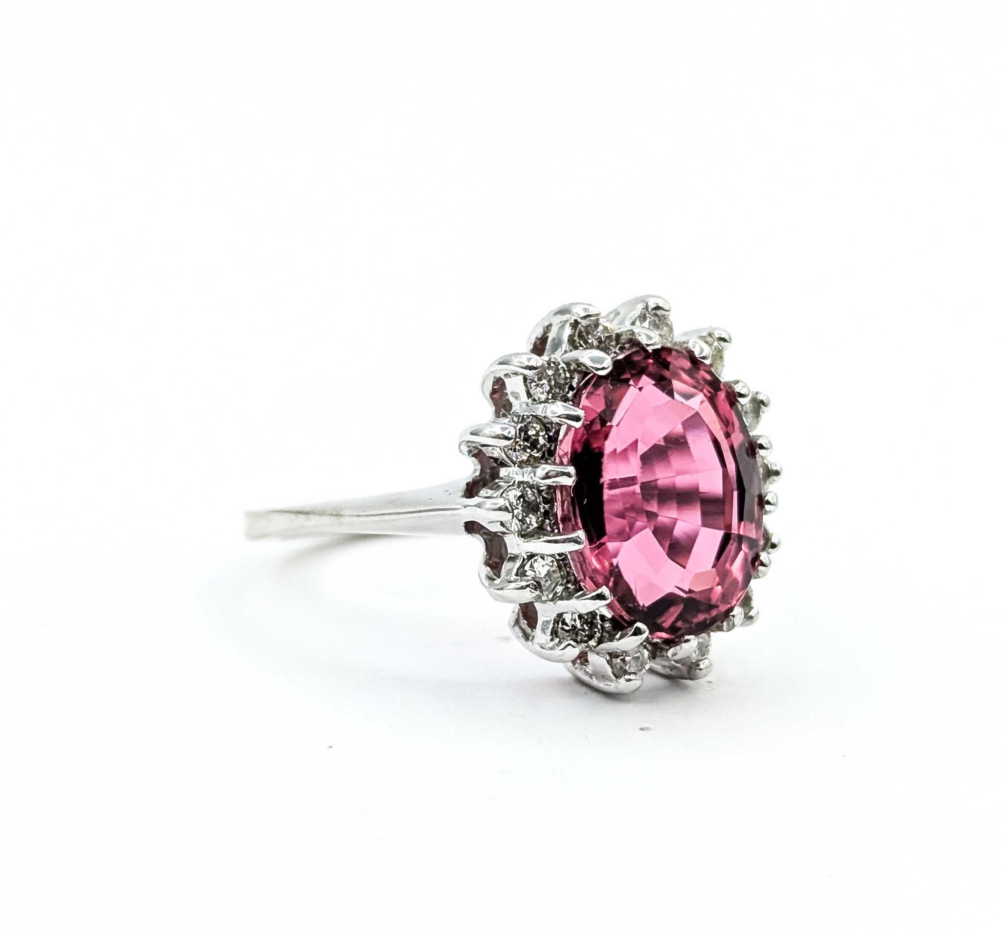 Anillo de turmalina rosa y oro blanco de 14k

Te presentamos este magnífico anillo de turmalina, artísticamente elaborado en oro blanco de 14k con un sofisticado engaste halo. La pieza central de esta exquisita pieza es una vibrante turmalina rosa