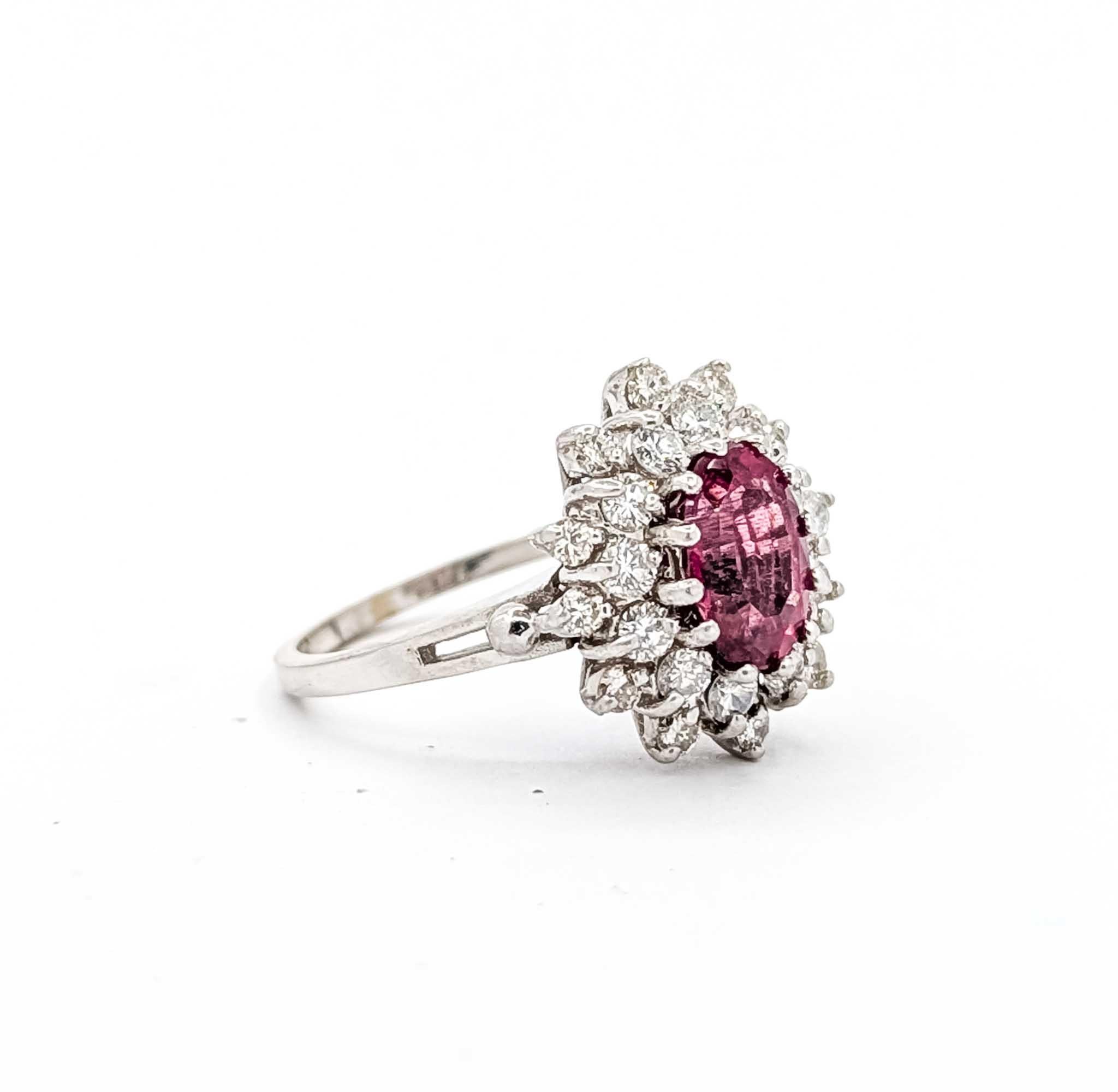 Anillo de Oro Blanco de 14 K con Turmalina Rosa y Diamante

Te presentamos este exquisito anillo de Turmalina Rosa, meticulosamente elaborado en oro blanco de 14 quilates. Esta cautivadora pieza luce un impresionante engaste halo, que enmarca