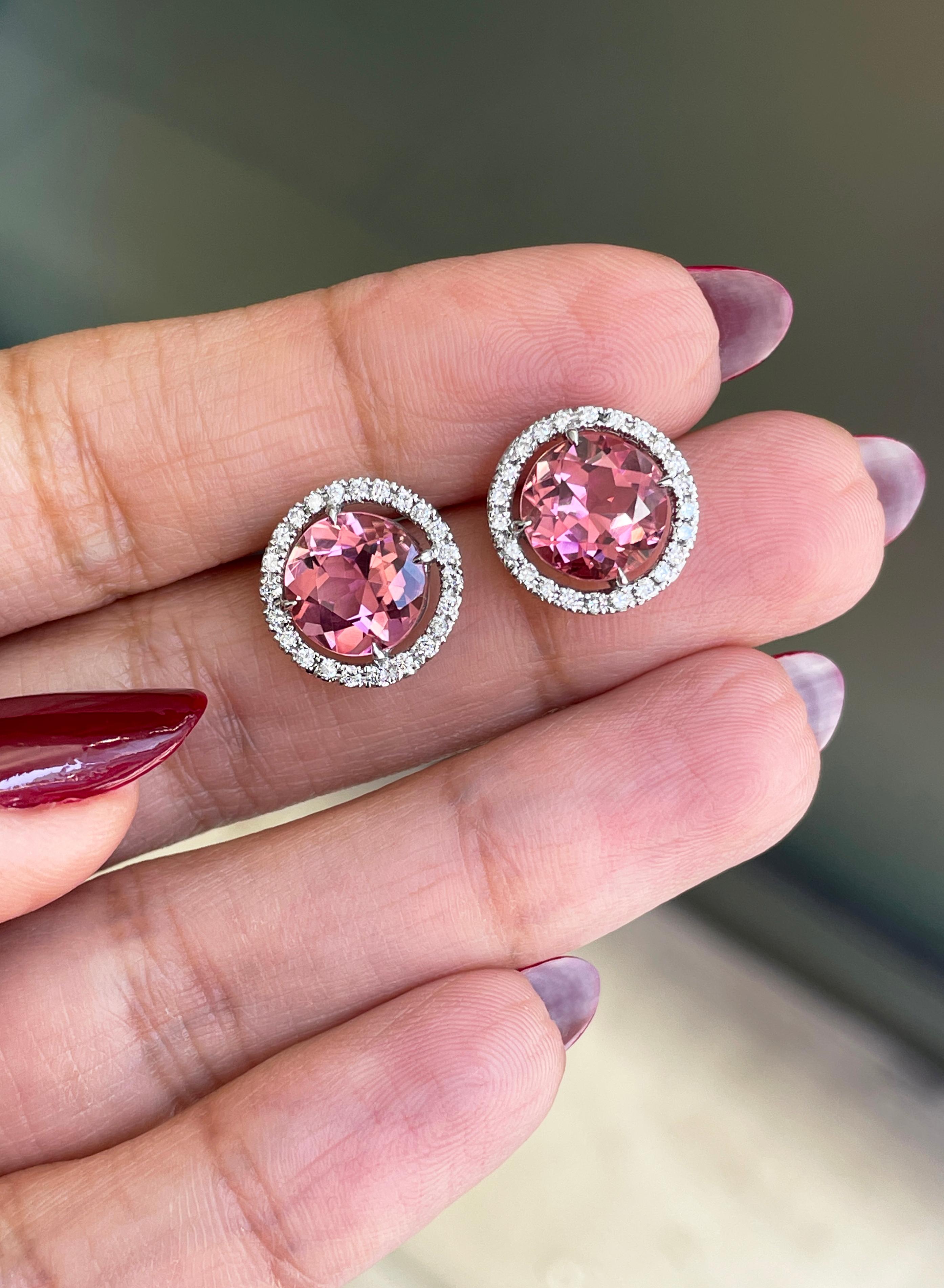 In diesen wunderschönen Ohrsteckern ist ein runder rosa Turmalin mit einem Gesamtgewicht von 5,22 ct in einer offenen Fassung mit vier Krallen gefasst. Jeder Edelstein ist von 23 runden Diamanten im Brillantschliff mit einem Gesamtgewicht von 0,36