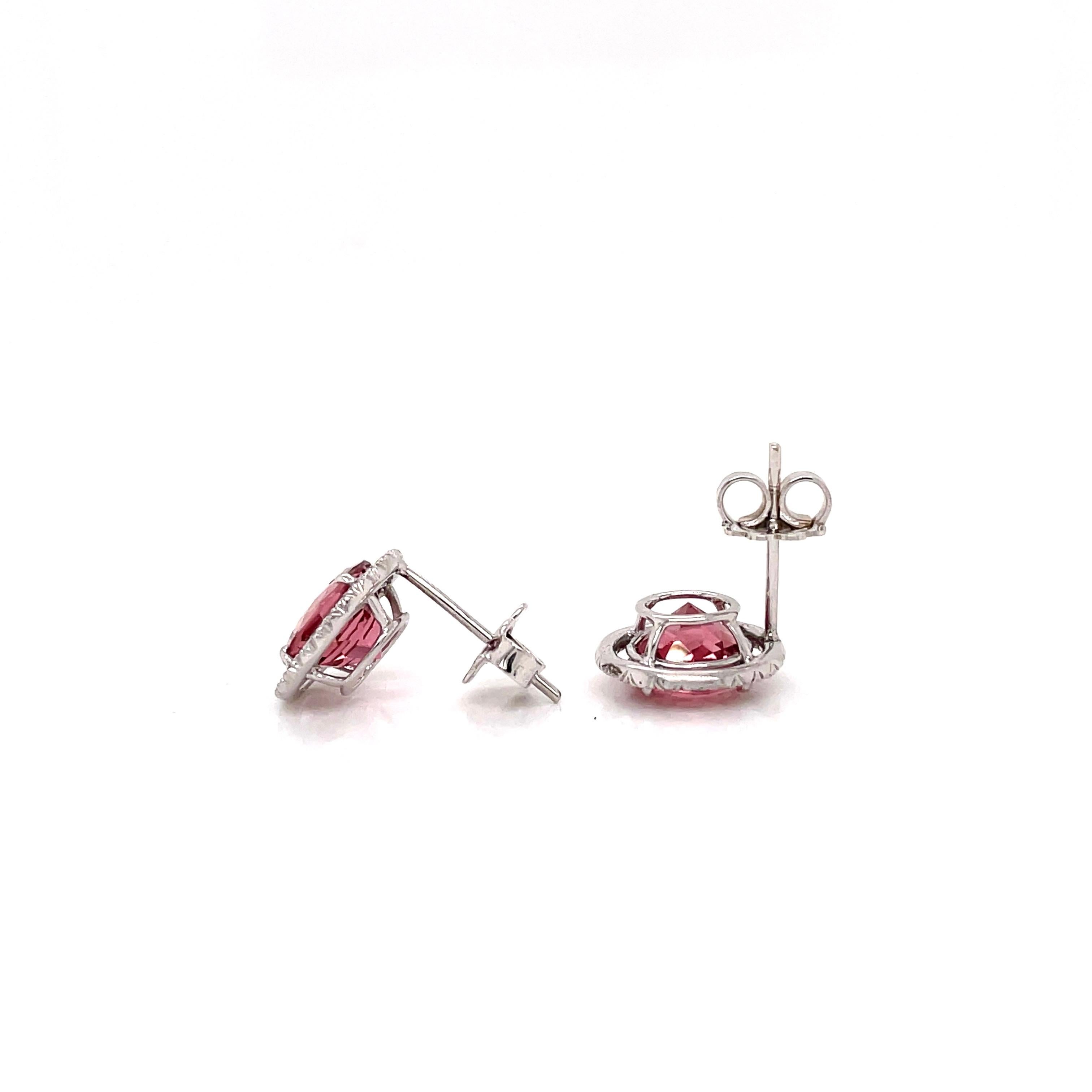 Rosa Turmalin und Diamant 18 Karat Weißgold Halo Cluster Ohrstecker (Moderne)