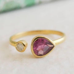 Anello con tormalina rosa e diamanti in oro giallo 18 carati