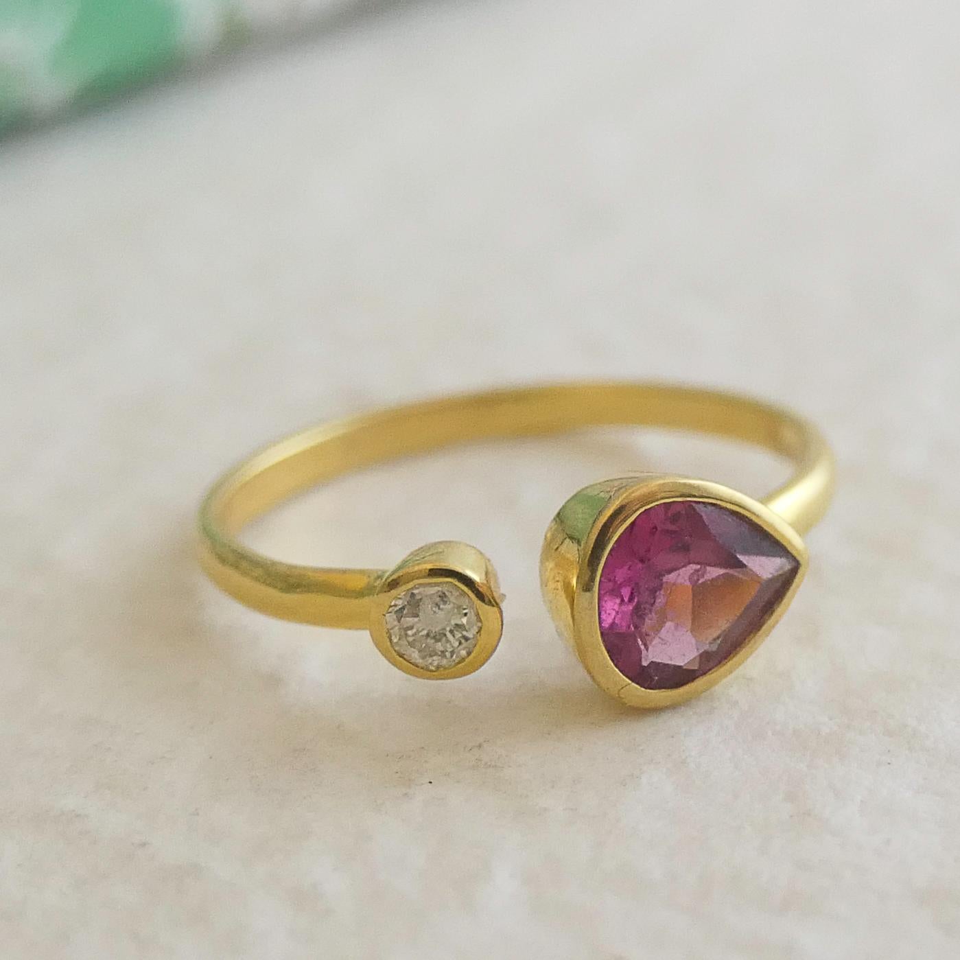 Taille ronde Bague en or jaune 18 carats avec tourmaline rose et diamant en vente