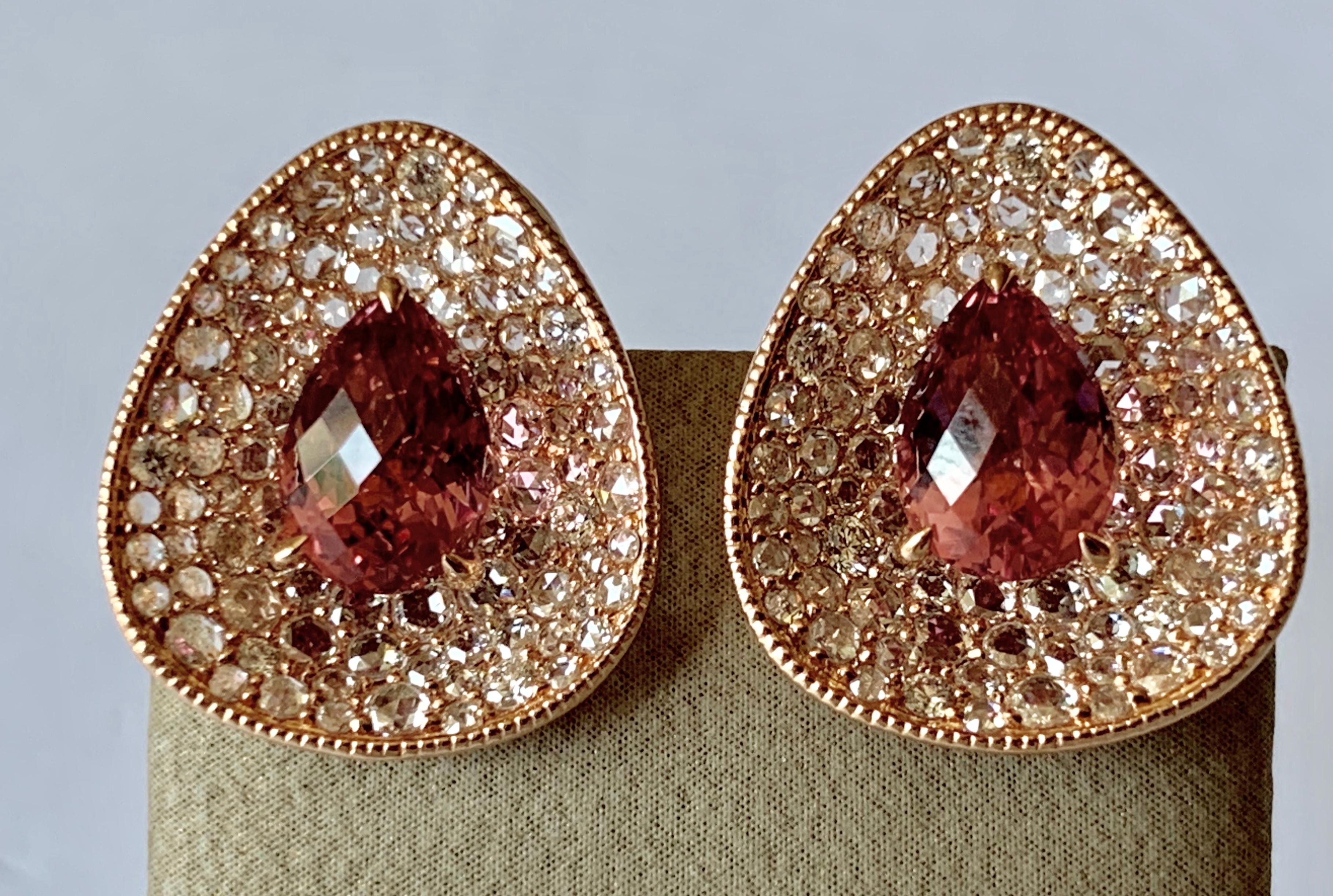 Sehr elegante und ungewöhnliche Ohrringe mit Clipverschluss aus 18 K Roségold. Die Ohrringe sind beide mit einem birnenförmigen rosafarbenen Turmalin in Krallenfassung mit einem Gesamtgewicht von 3,60 ct. Die einzigartige Farbe des Turmalins kann