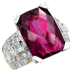 Anillo de Cóctel de Turmalina Rosa y Diamante en Oro Amarillo de 18 Kilates y Platino