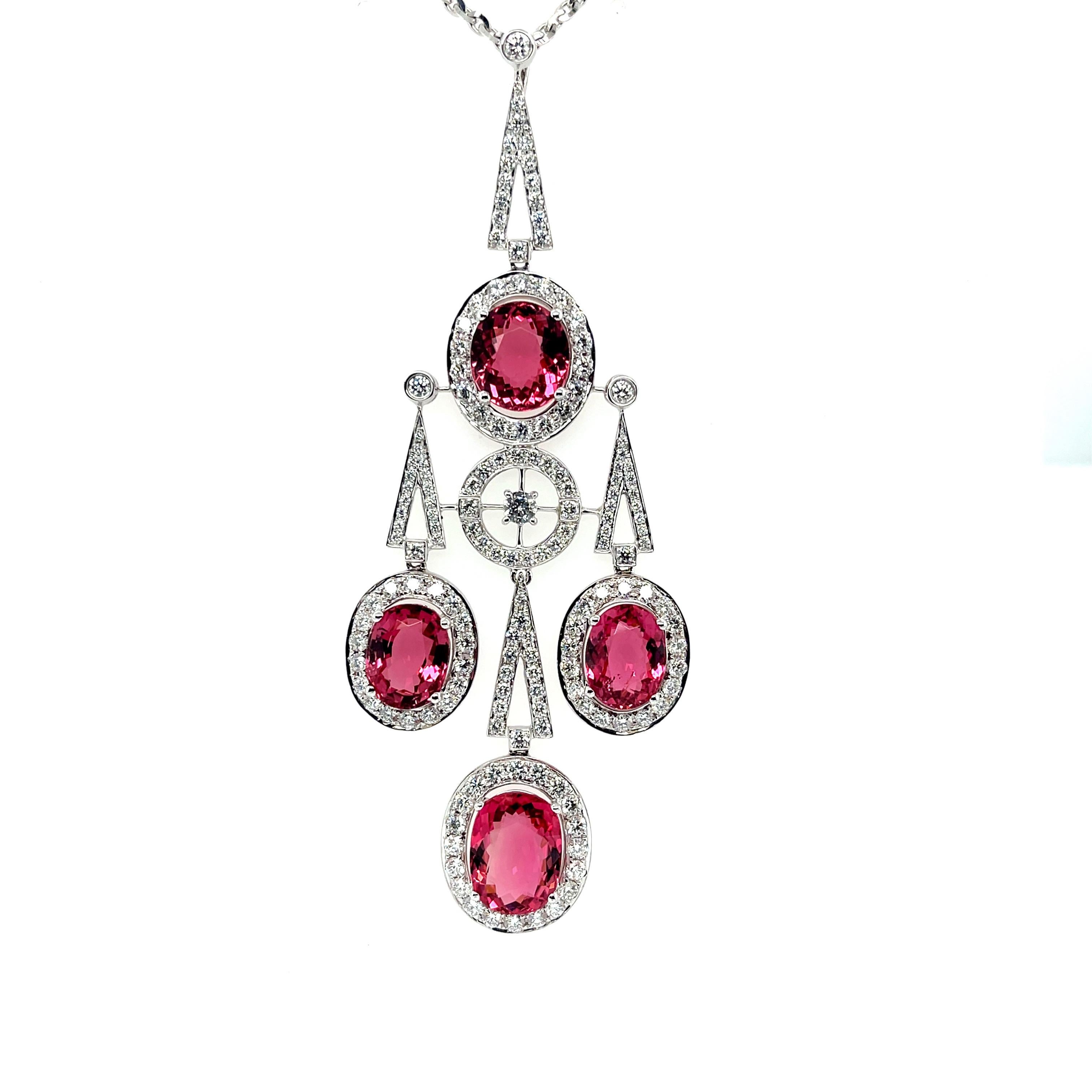 Questa accattivante collana in stile Art Déco presenta una bellissima collezione di ovali di tormalina rubellite dal peso complessivo di 14,23 carati! Oltre 3,50 carati di diamanti brillanti incastonati incorniciano le gemme rosa brillante e
