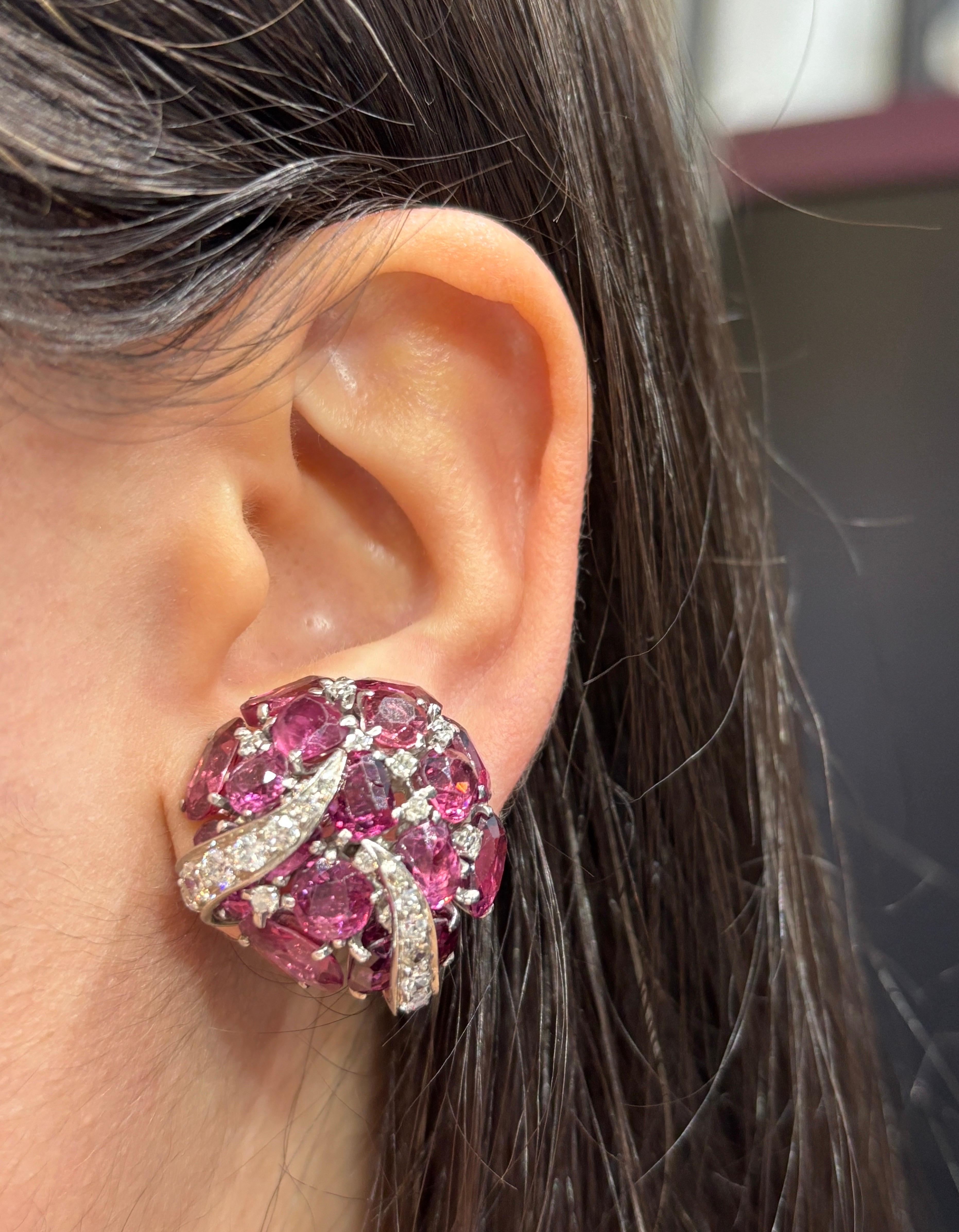 Set di orecchini e spille in tormalina rosa e diamanti 

Spilla e orecchini in oro bianco con tormalina rosa e diamanti taglio rotondo.

Informazioni sugli orecchini
Diametro approssimativo:  1 pollice

Informazioni sulla spilla: 
Lunghezza