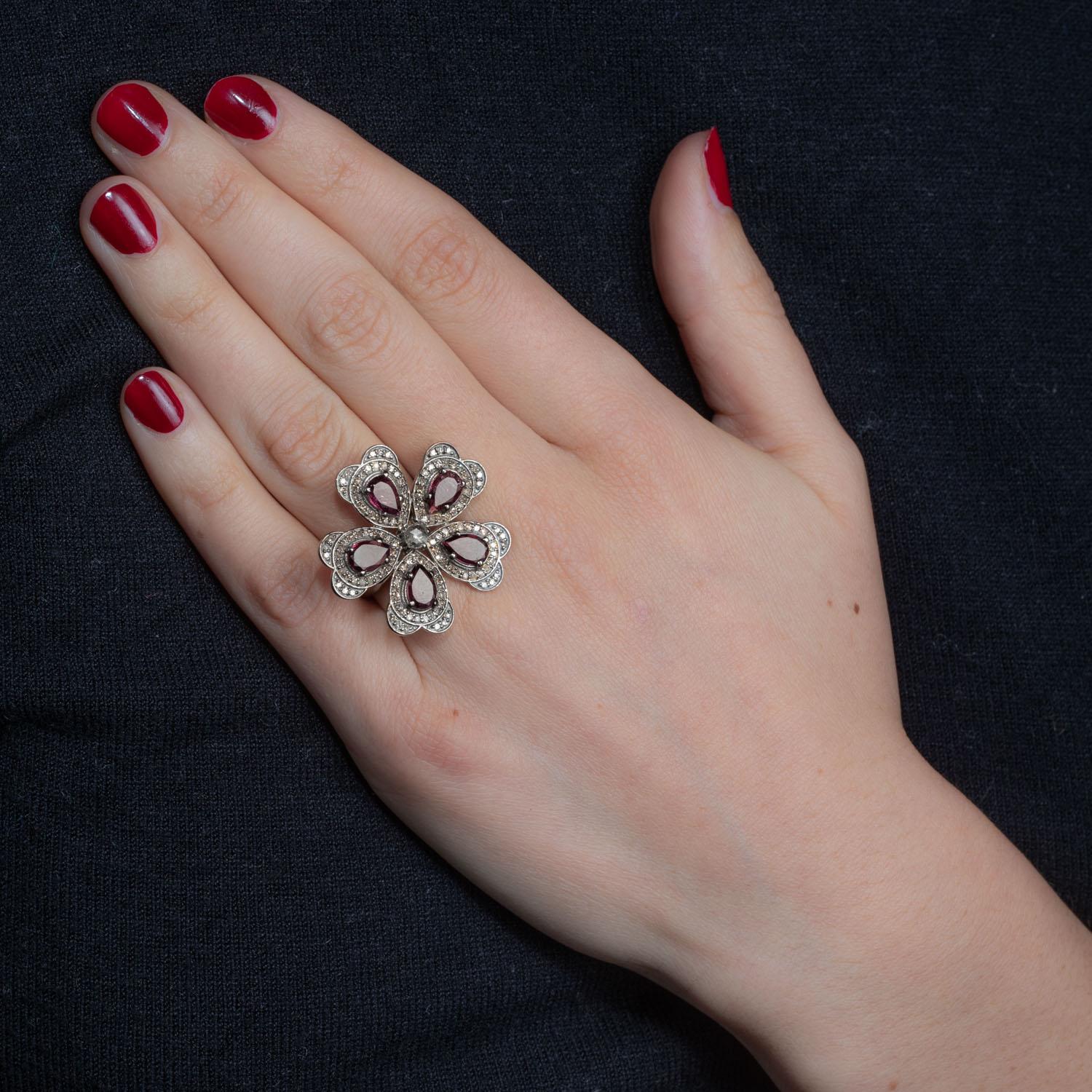 Rosa Turmalin und Diamant-Blumenring im Zustand „Hervorragend“ in Nantucket, MA