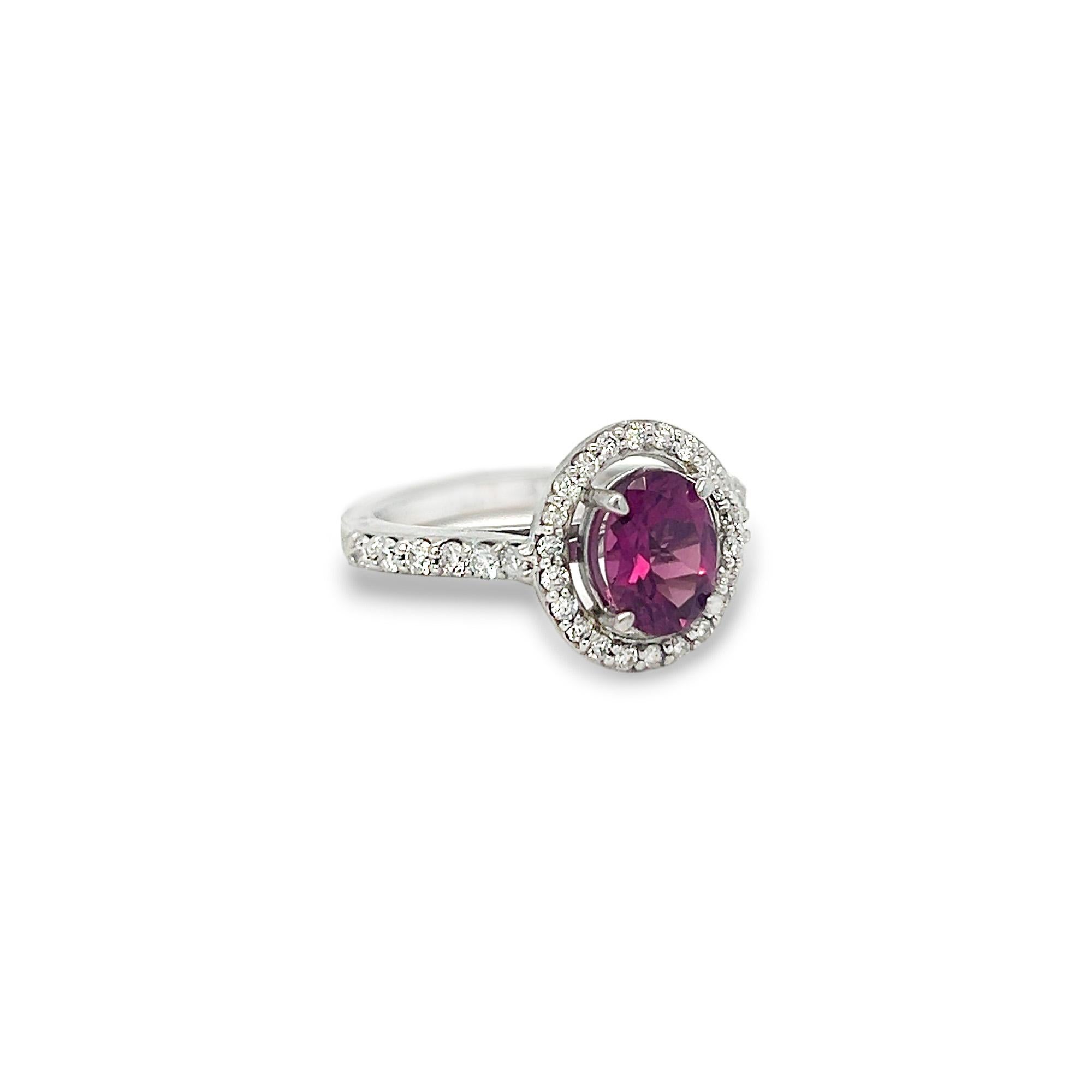 Questo anello unico è caratterizzato da una tormalina rosa ovale (1,48 carati) e da diamanti rotondi (0,53 carati in totale). Incastonato in oro bianco 14k, questo anello è attualmente una taglia 7, ma può essere personalizzato al momento