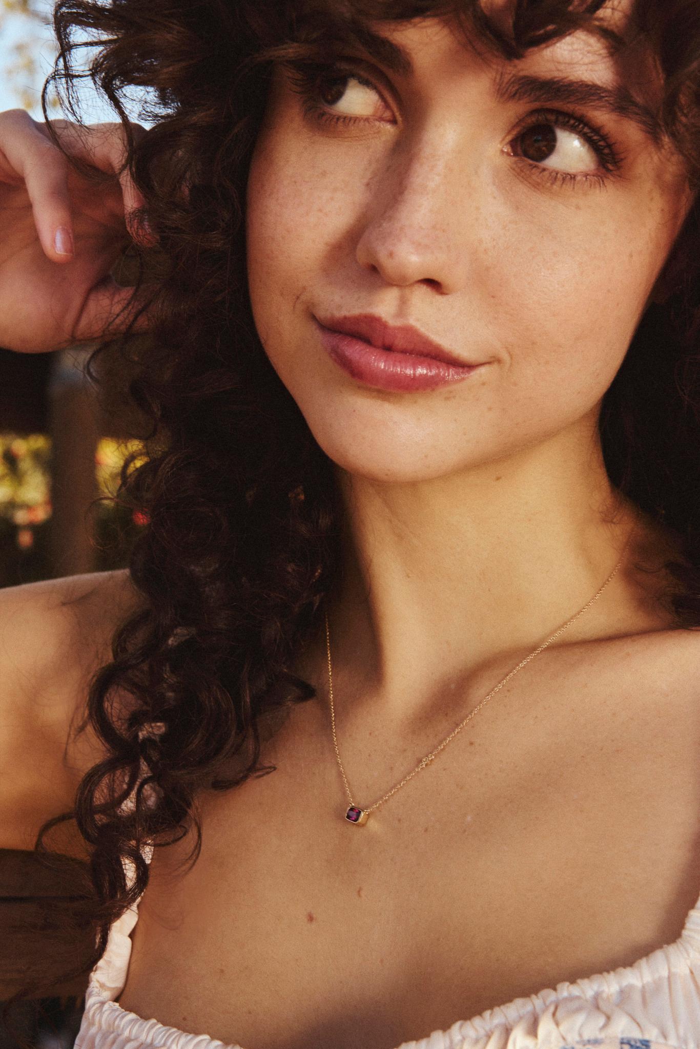 Questa collana in oro giallo 14k è caratterizzata da una tormalina rosa scuro taglio radiante 6x4 e da un diamante di 2 mm appesi a una catena con cavo di 18 pollici. Si abbina bene agli orecchini con tormalina rosa e menta.