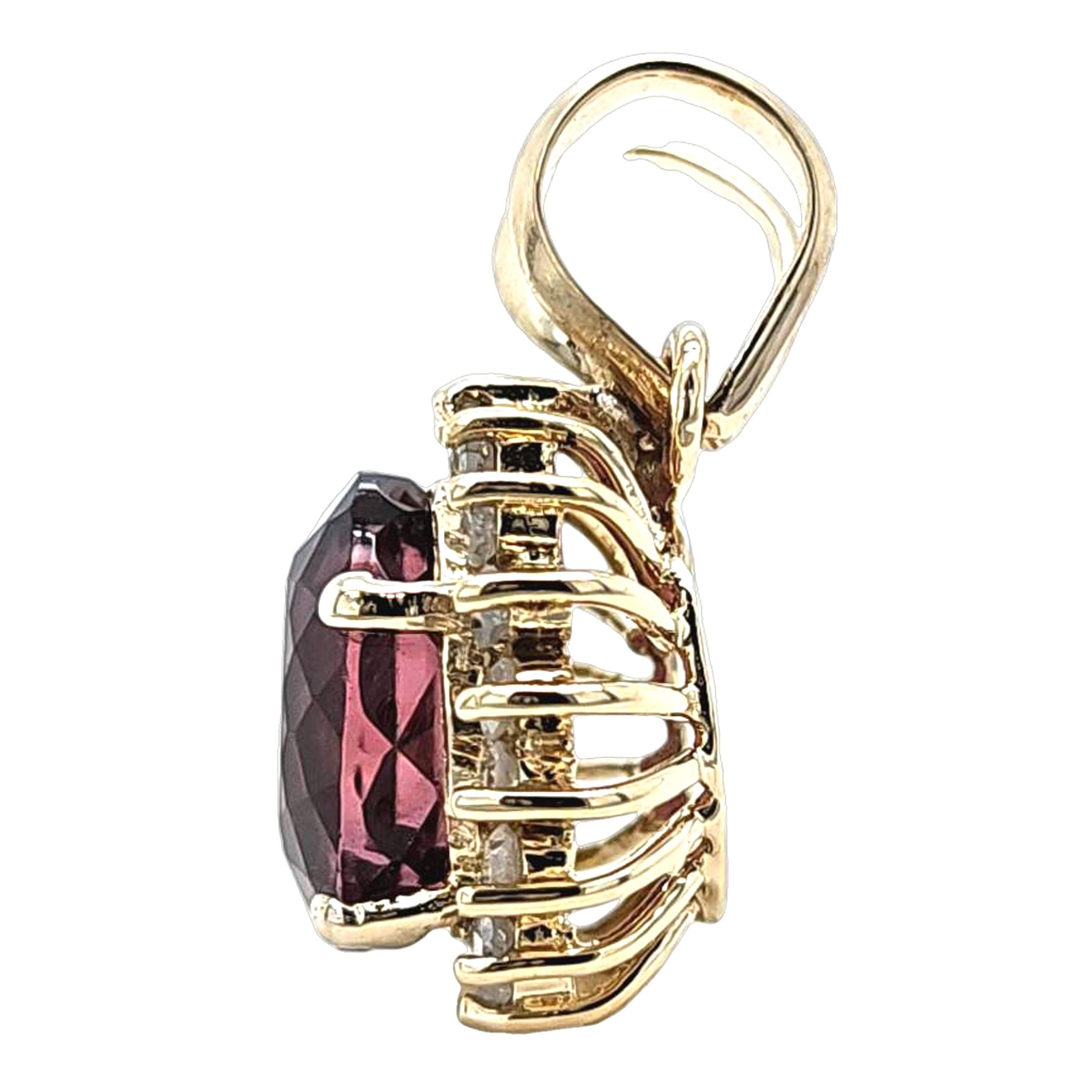 Taille ovale Pendentif en or jaune avec tourmaline rose et diamant en vente
