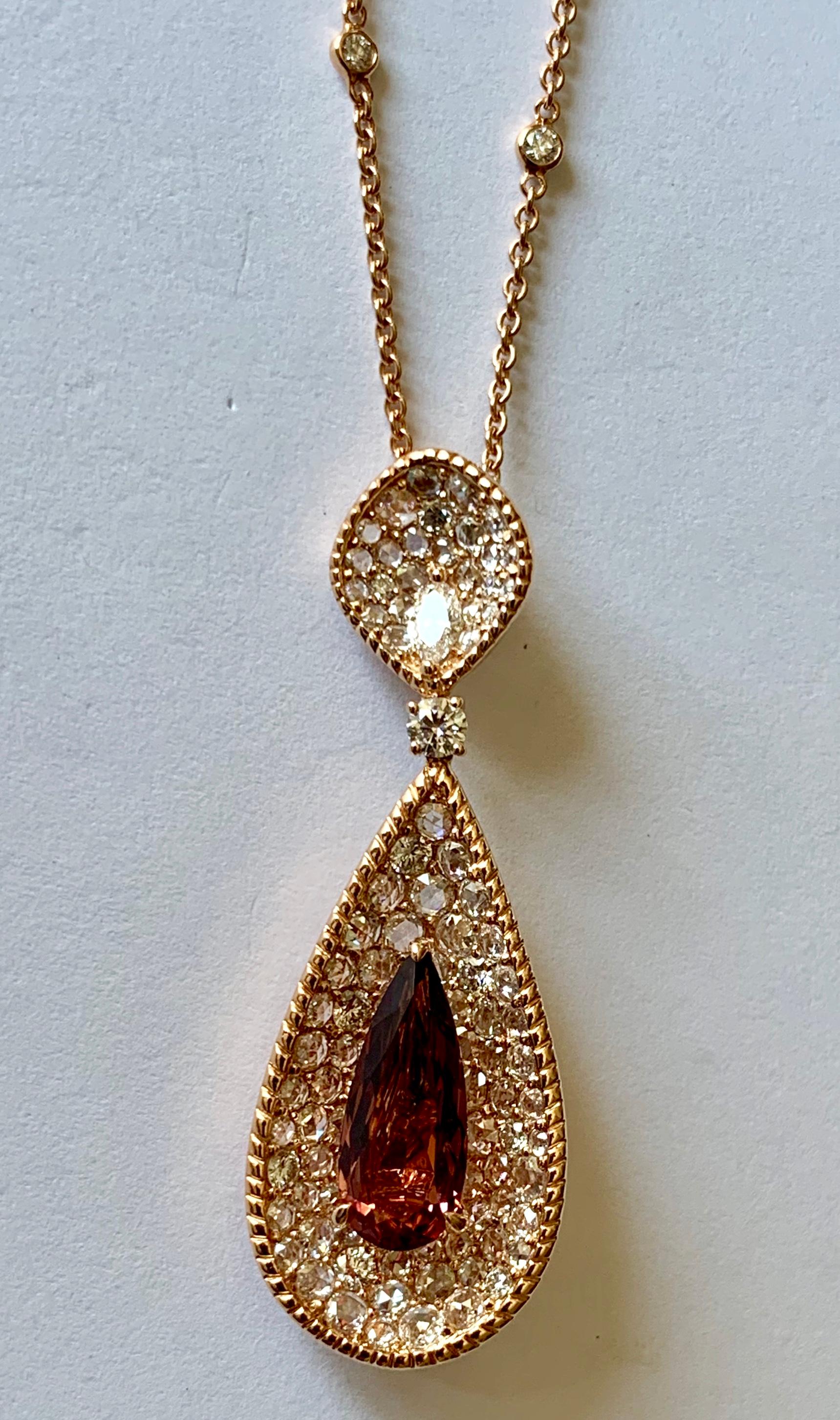 Contemporaneo Ciondolo in tormalina rosa e diamanti 18 K con catena in oro rosa 18 K in vendita
