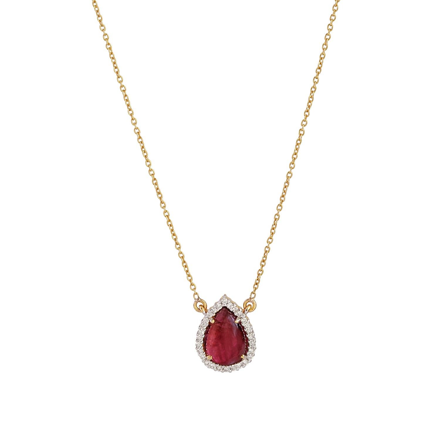 Voici un magnifique pendentif en or 14 carats composé de tourmaline rose et de diamants, accompagné d'une chaîne également en or 14 carats. Ce produit contient des diamants naturels et de la tourmaline rose de haute qualité. Il est idéal pour toutes