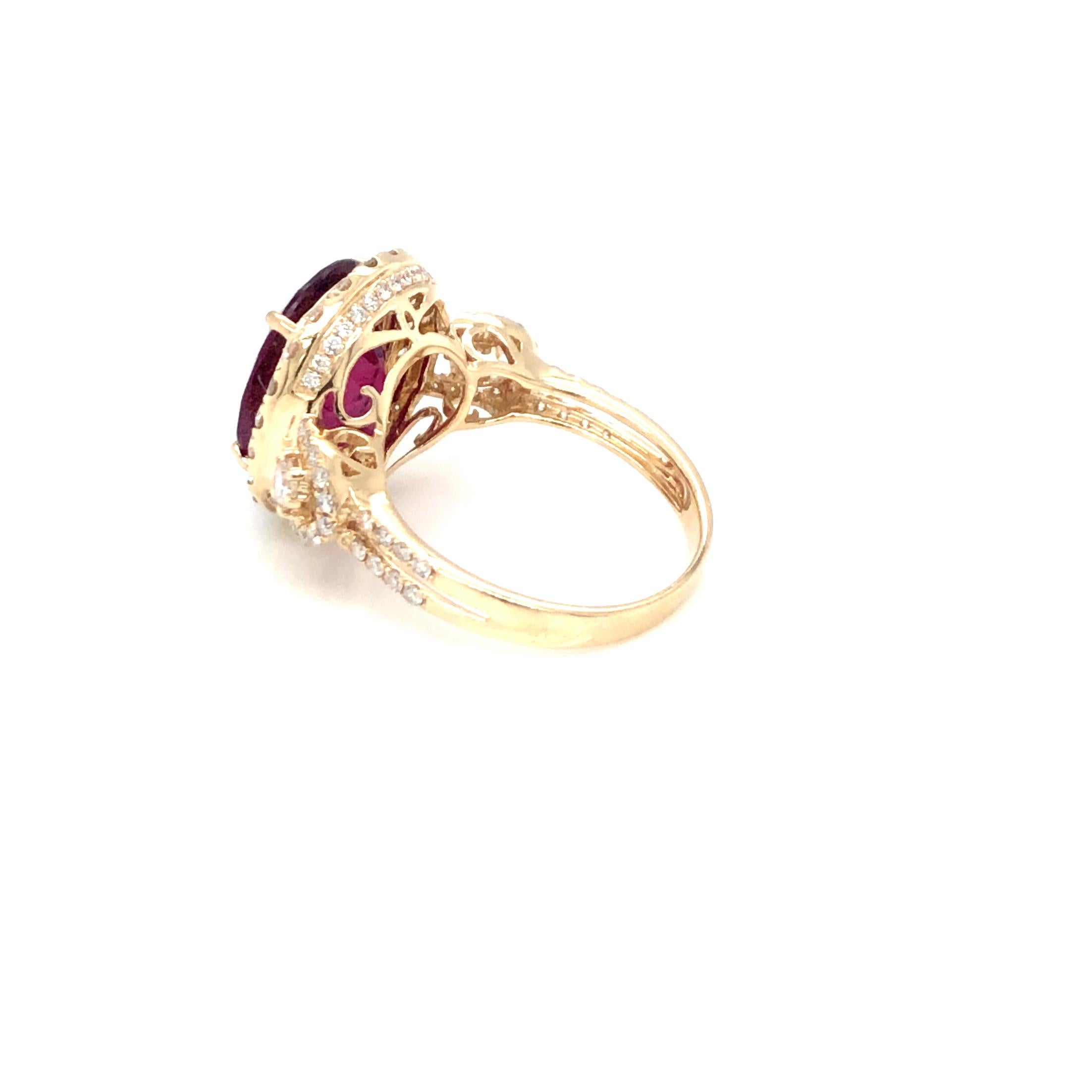 Taille ronde Bague en or jaune 14k avec tourmaline rose et diamants
