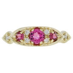 Vintage-Ring aus 9 Karat Gelbgold mit drei Steinen, rosa Turmalin und Diamant im Vintage-Stil