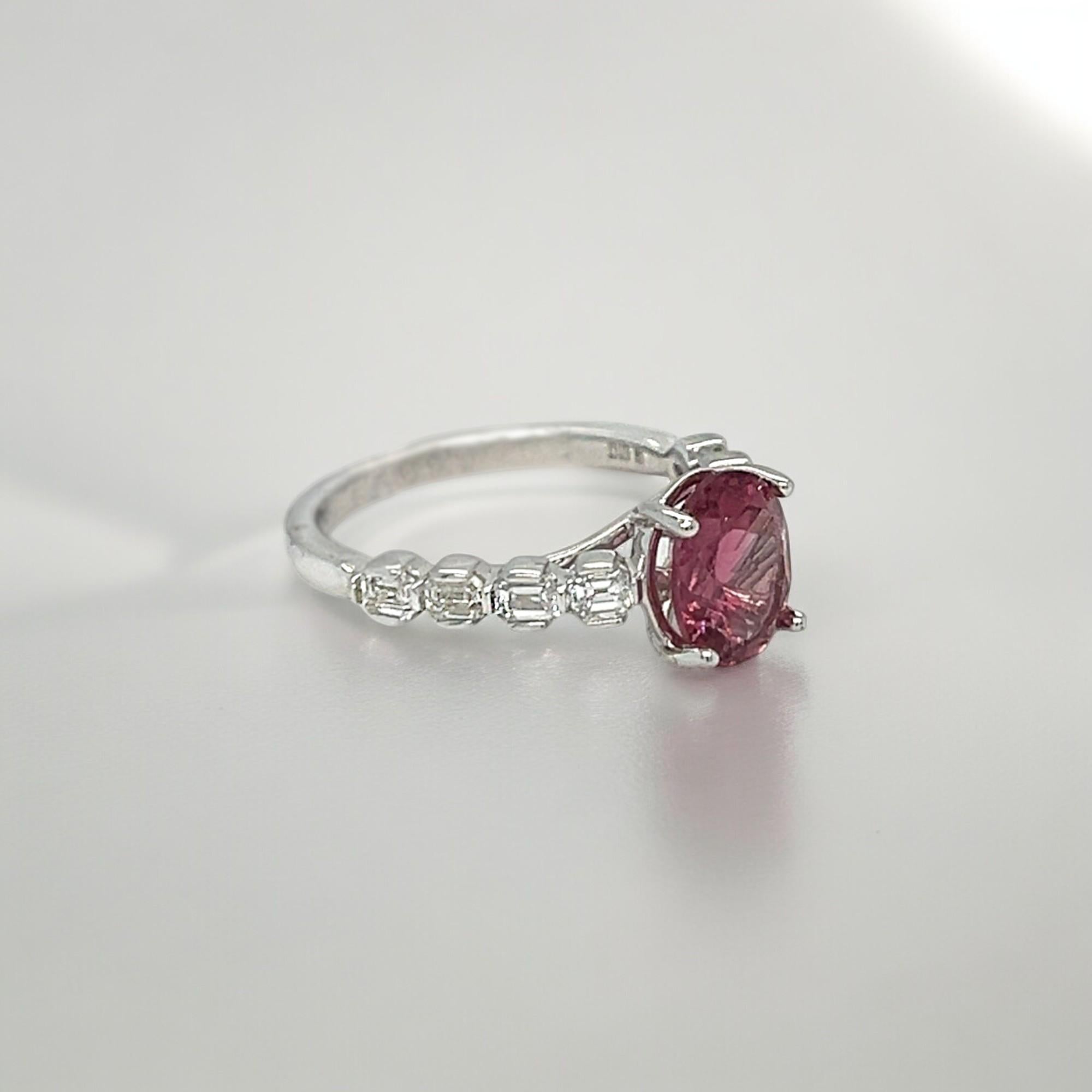 Taglio ovale Anello in oro bianco con tormalina rosa e diamanti in vendita